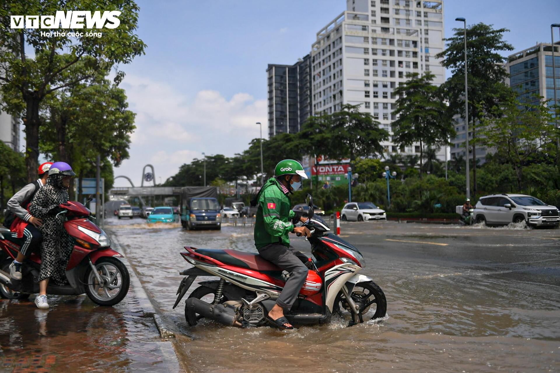 Hà Nội nắng đẹp, đường Võ Chí Công vẫn ngập nửa mét - 7