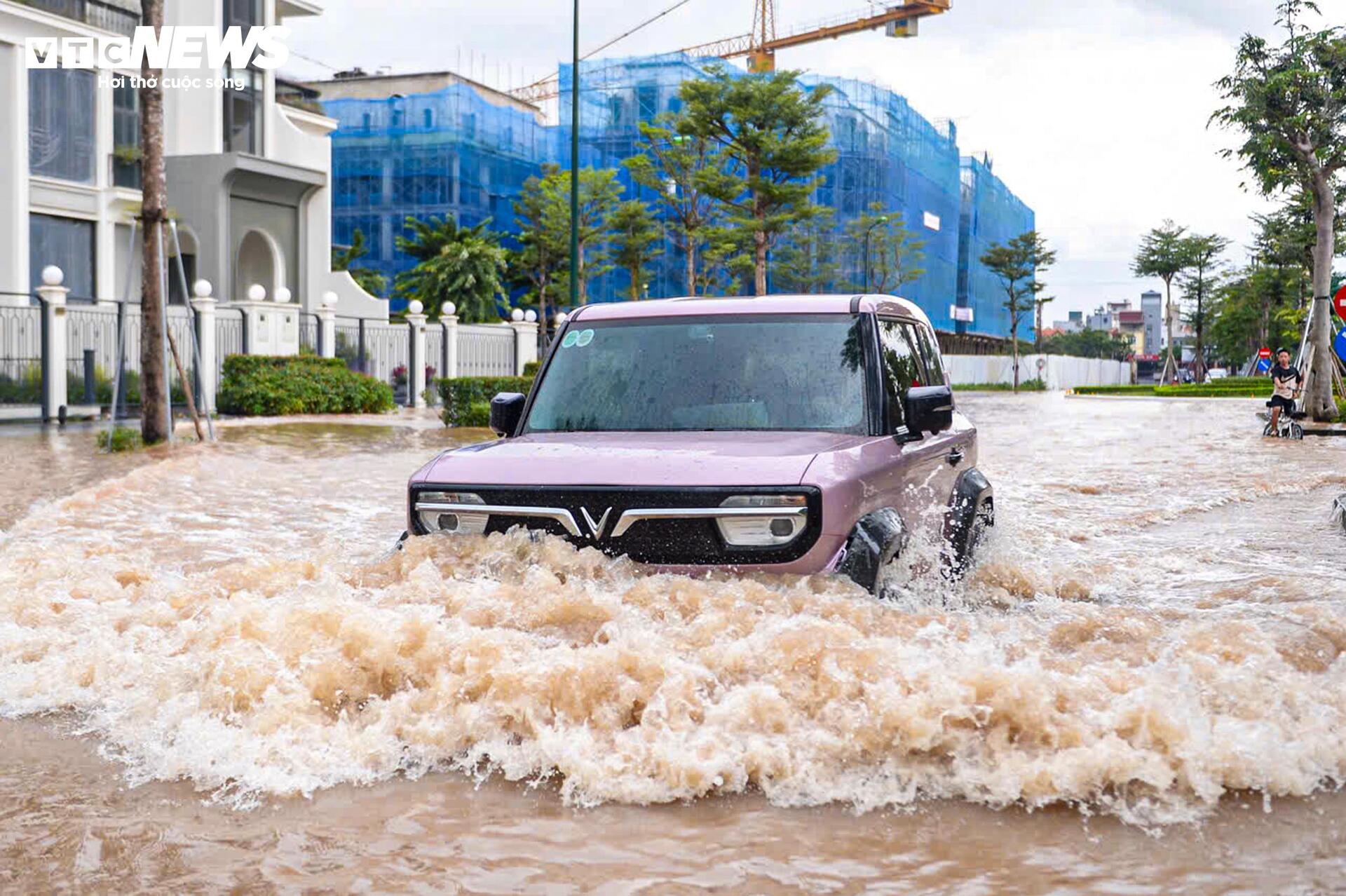 Hà Nội nắng đẹp, đường Võ Chí Công vẫn ngập nửa mét - 10