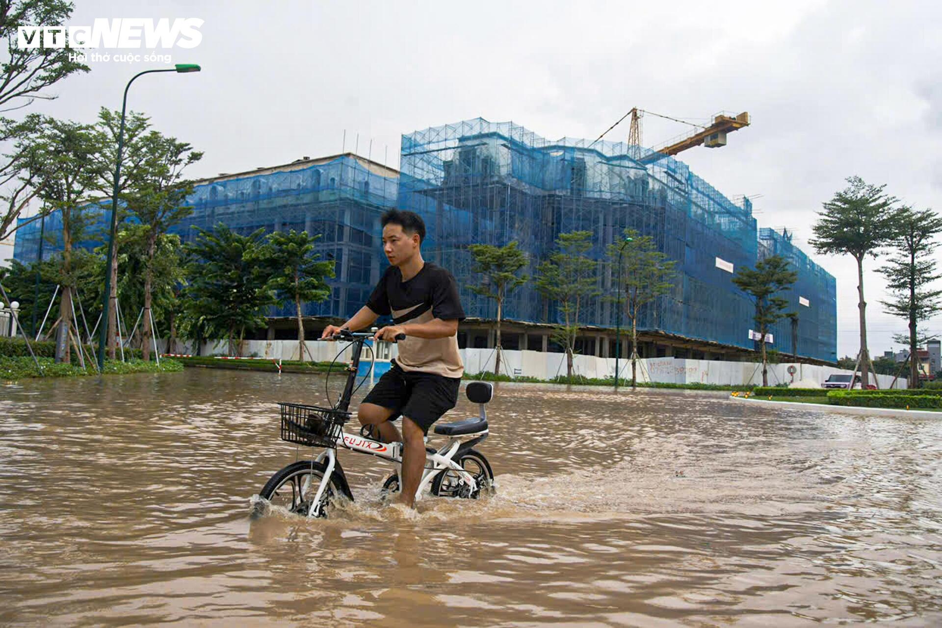Hà Nội nắng đẹp, đường Võ Chí Công vẫn ngập nửa mét - 11