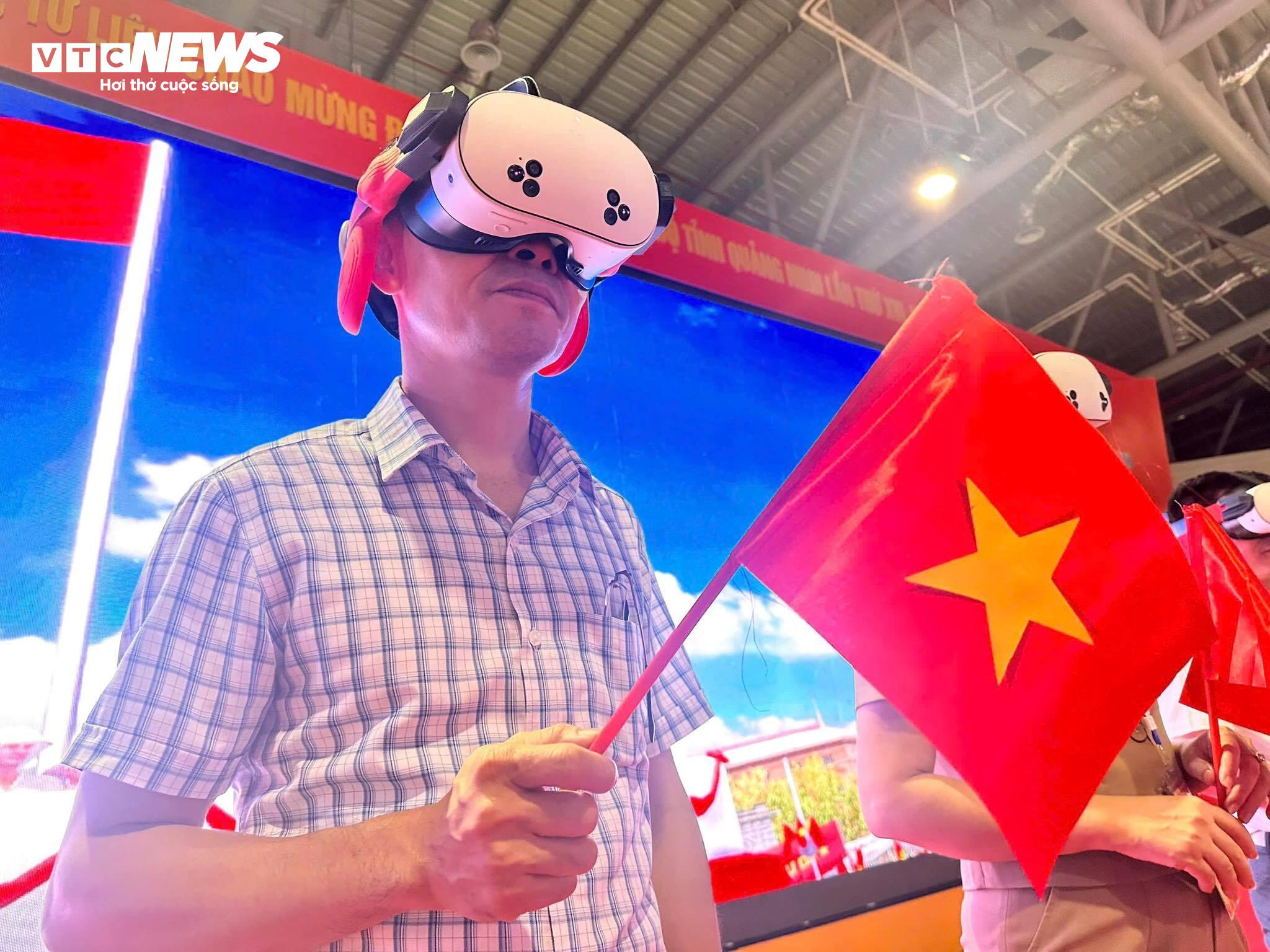 Khoảnh khắc ấn tượng tại triển lãm 'Trở về thời khắc thiêng liêng' ở Quảng Ninh - 9