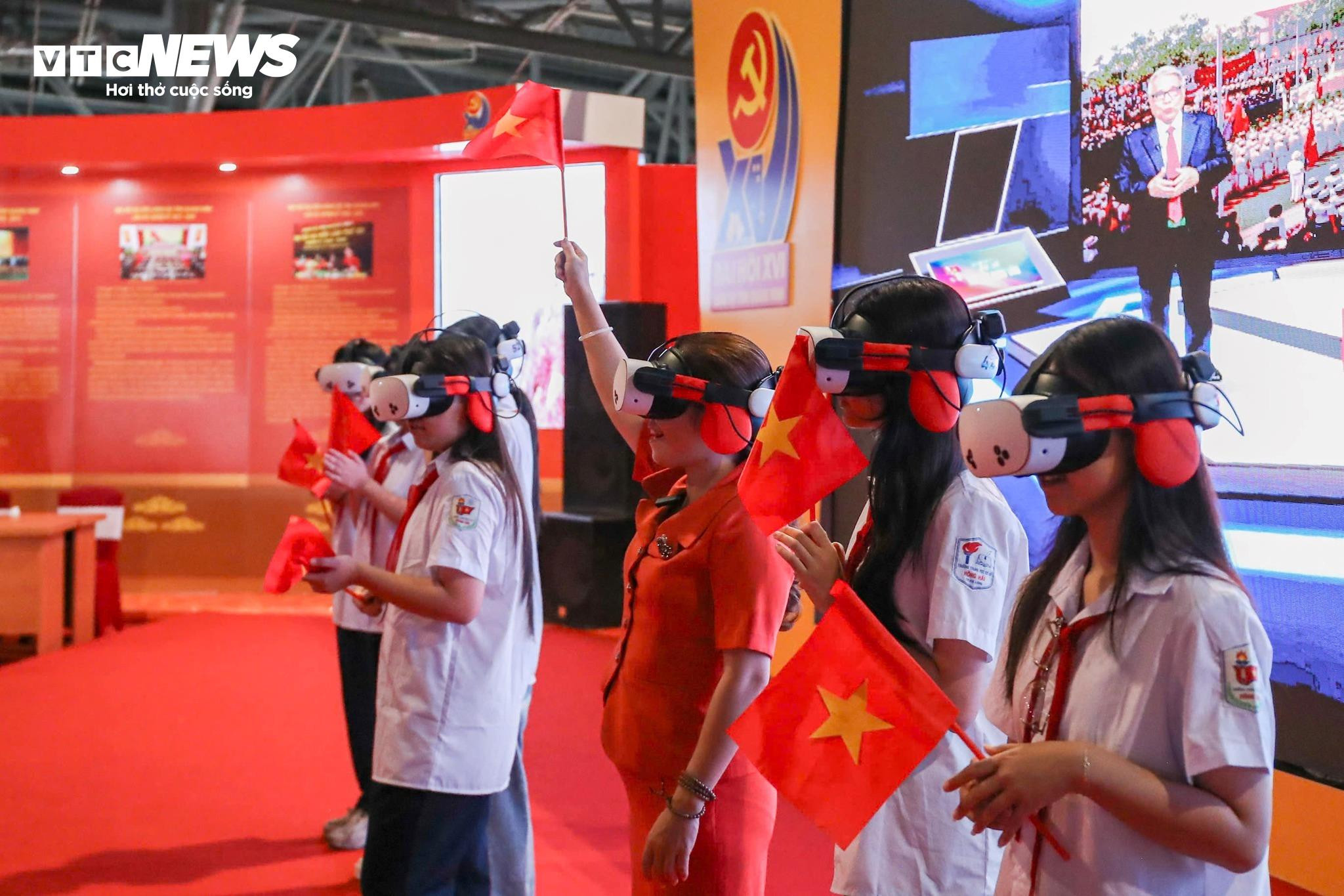 Khoảnh khắc ấn tượng tại triển lãm 'Trở về thời khắc thiêng liêng' ở Quảng Ninh - 7