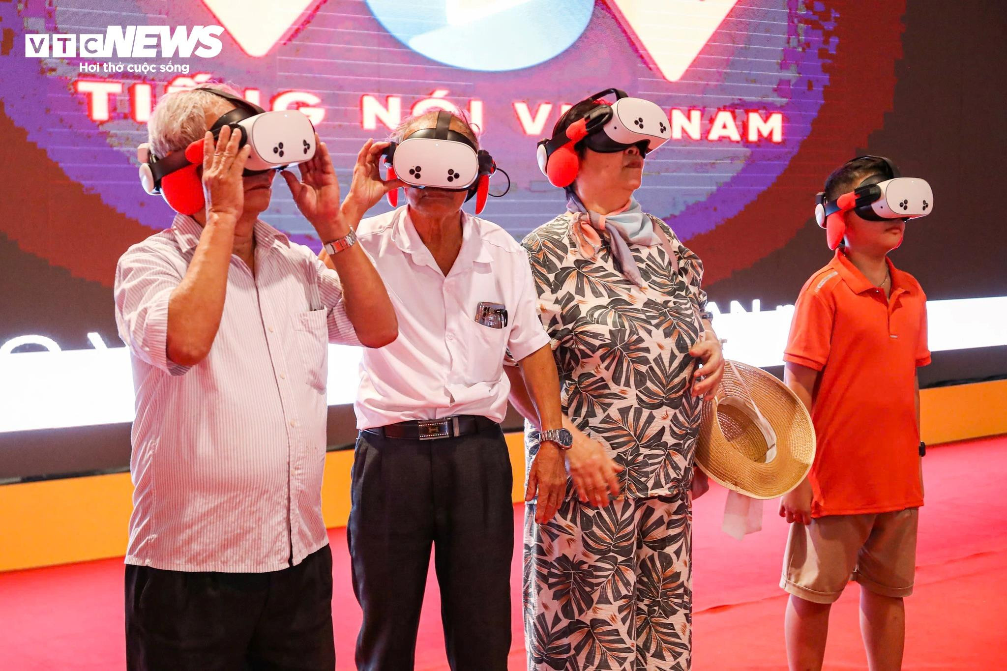 Khoảnh khắc ấn tượng tại triển lãm 'Trở về thời khắc thiêng liêng' ở Quảng Ninh - 11