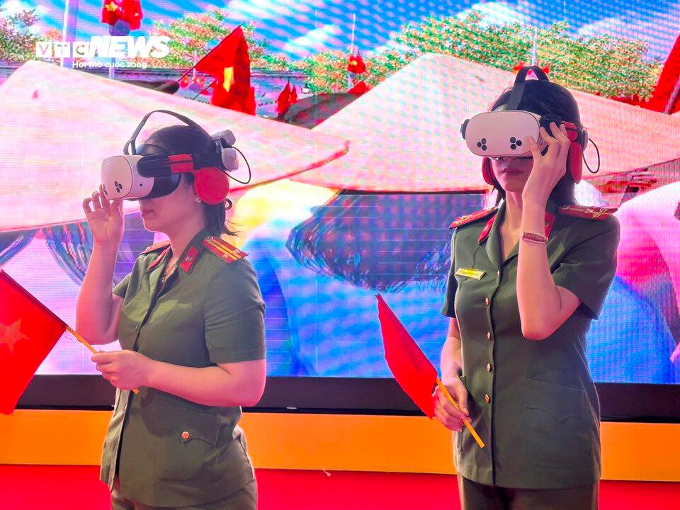 Khoảnh khắc ấn tượng tại triển lãm 'Trở về thời khắc thiêng liêng' ở Quảng Ninh - 3