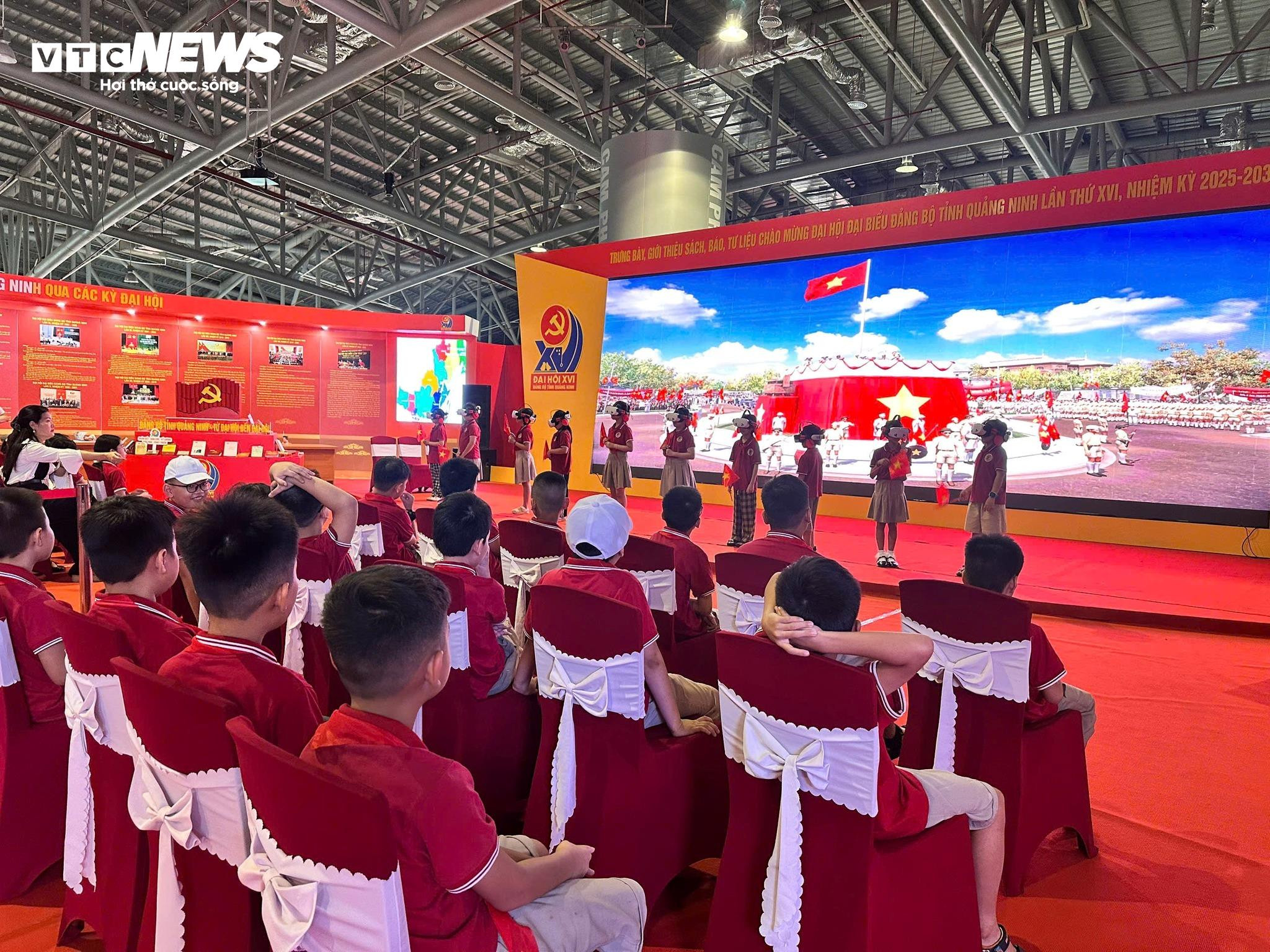 Khoảnh khắc ấn tượng tại triển lãm 'Trở về thời khắc thiêng liêng' ở Quảng Ninh - 5