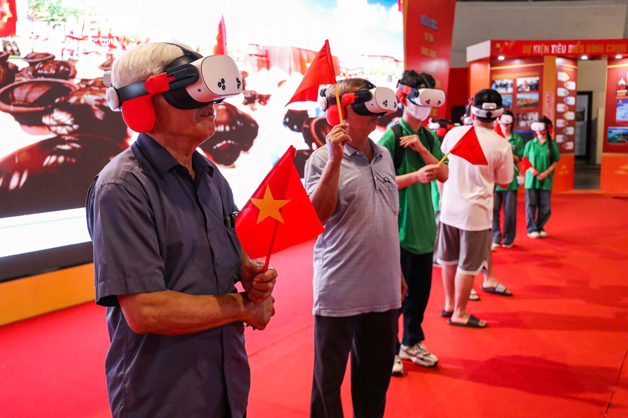 Khoảnh khắc ấn tượng tại triển lãm 'Trở về thời khắc thiêng liêng' ở Quảng Ninh - 1