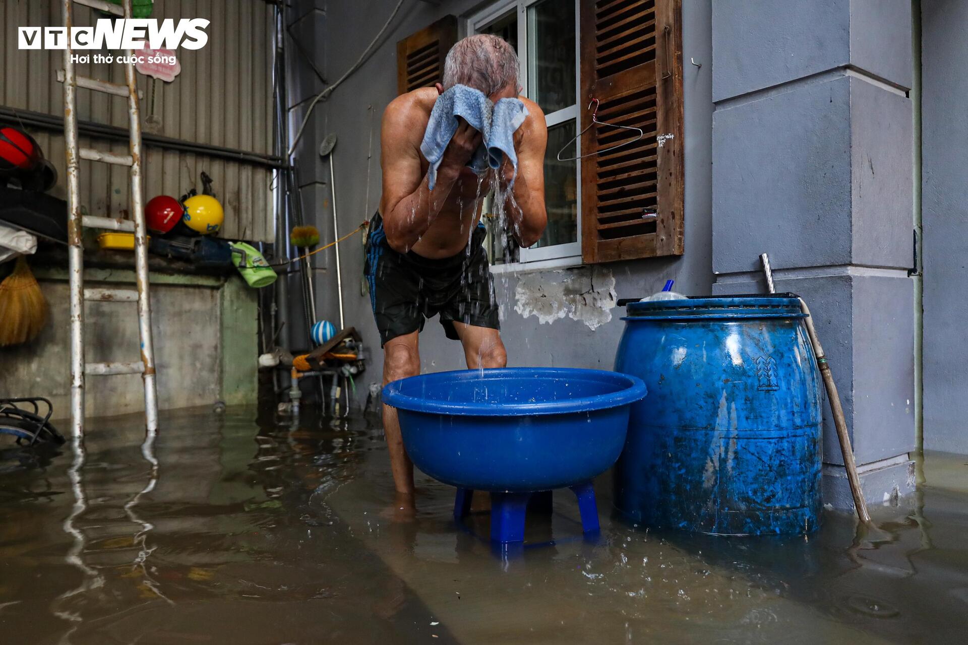 Khó tin cảnh dân Hà Nội sống khổ sở giữa 'biển nước' 5 ngày chưa rút - 13