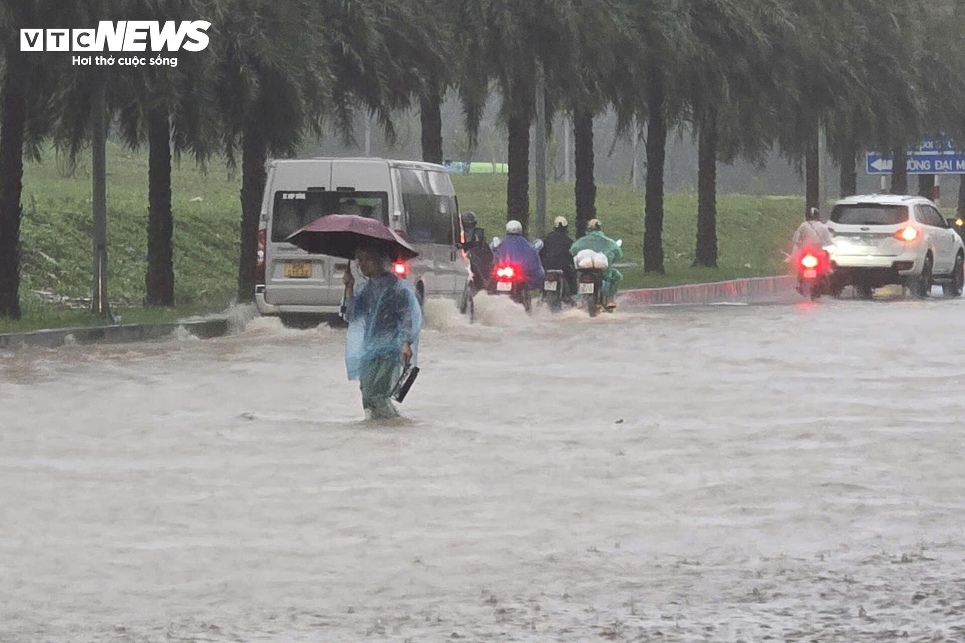 Hà Nội mưa lớn, Đại lộ Thăng Long ngập gần nửa mét, giao thông tê liệt kéo dài - 6