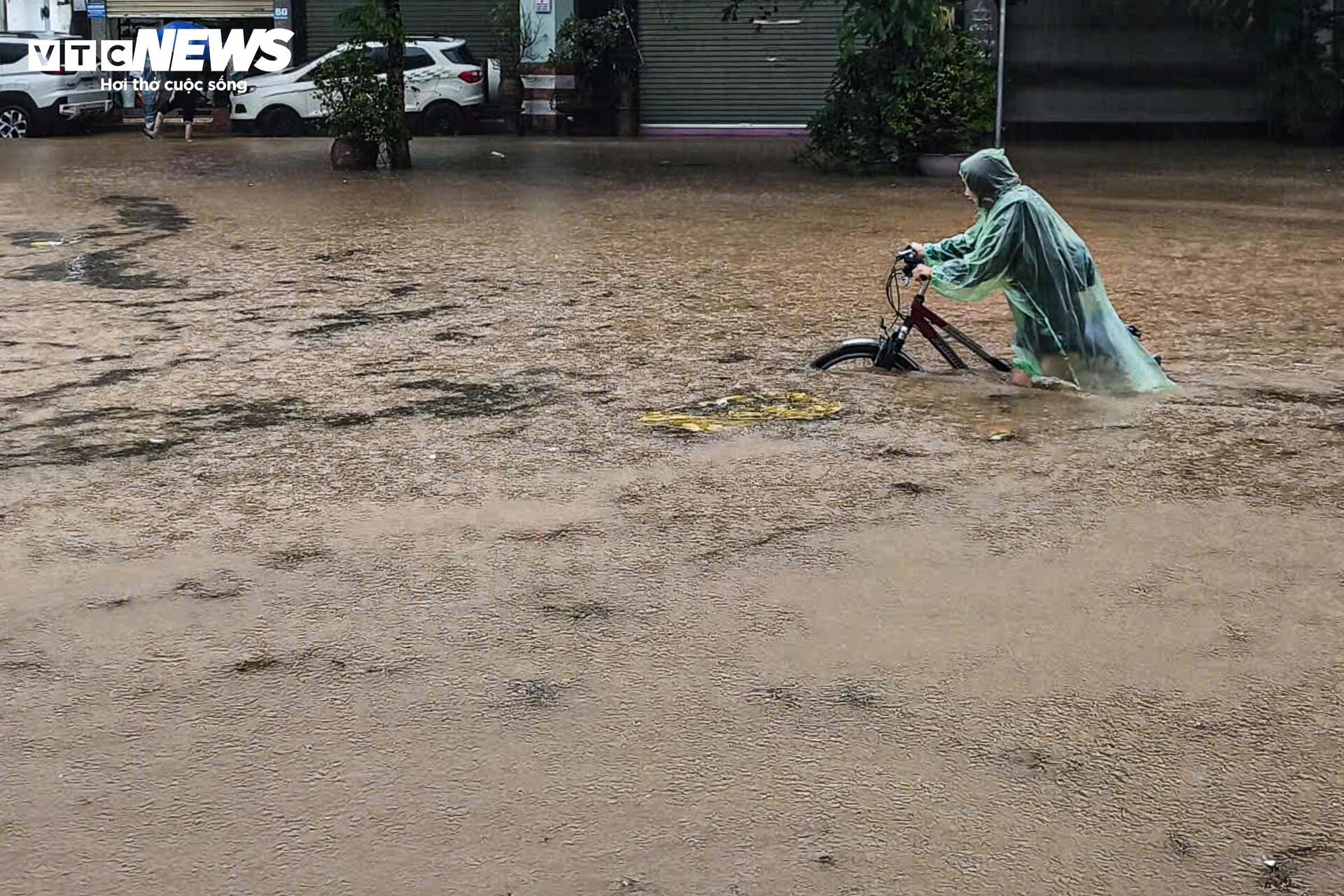 Hà Nội mưa lớn, Đại lộ Thăng Long ngập gần nửa mét, giao thông tê liệt kéo dài - 9