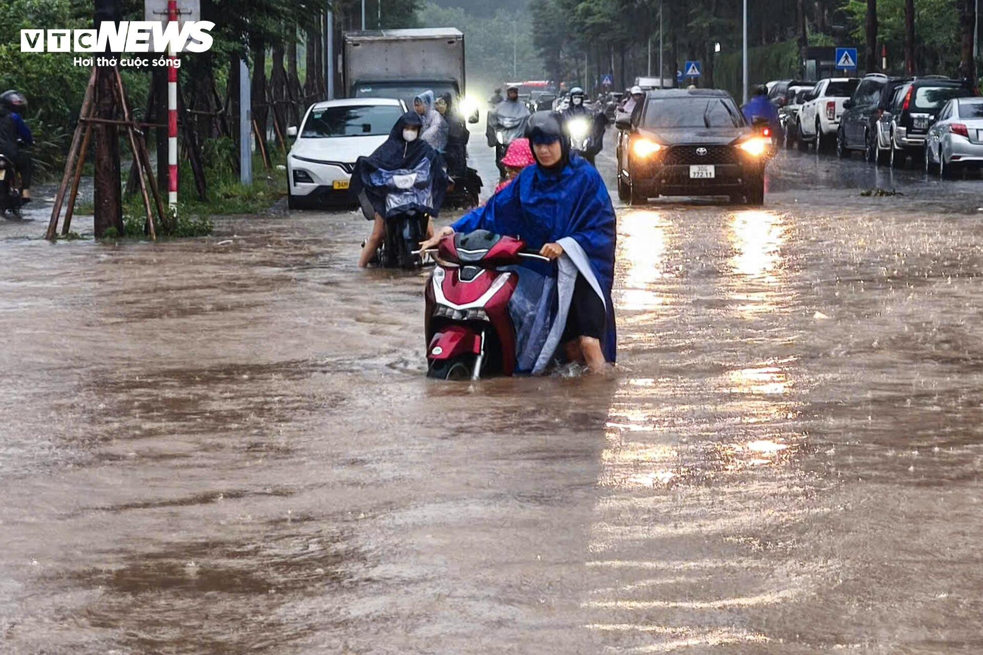 Hà Nội mưa lớn, Đại lộ Thăng Long ngập gần nửa mét, giao thông tê liệt kéo dài - 10