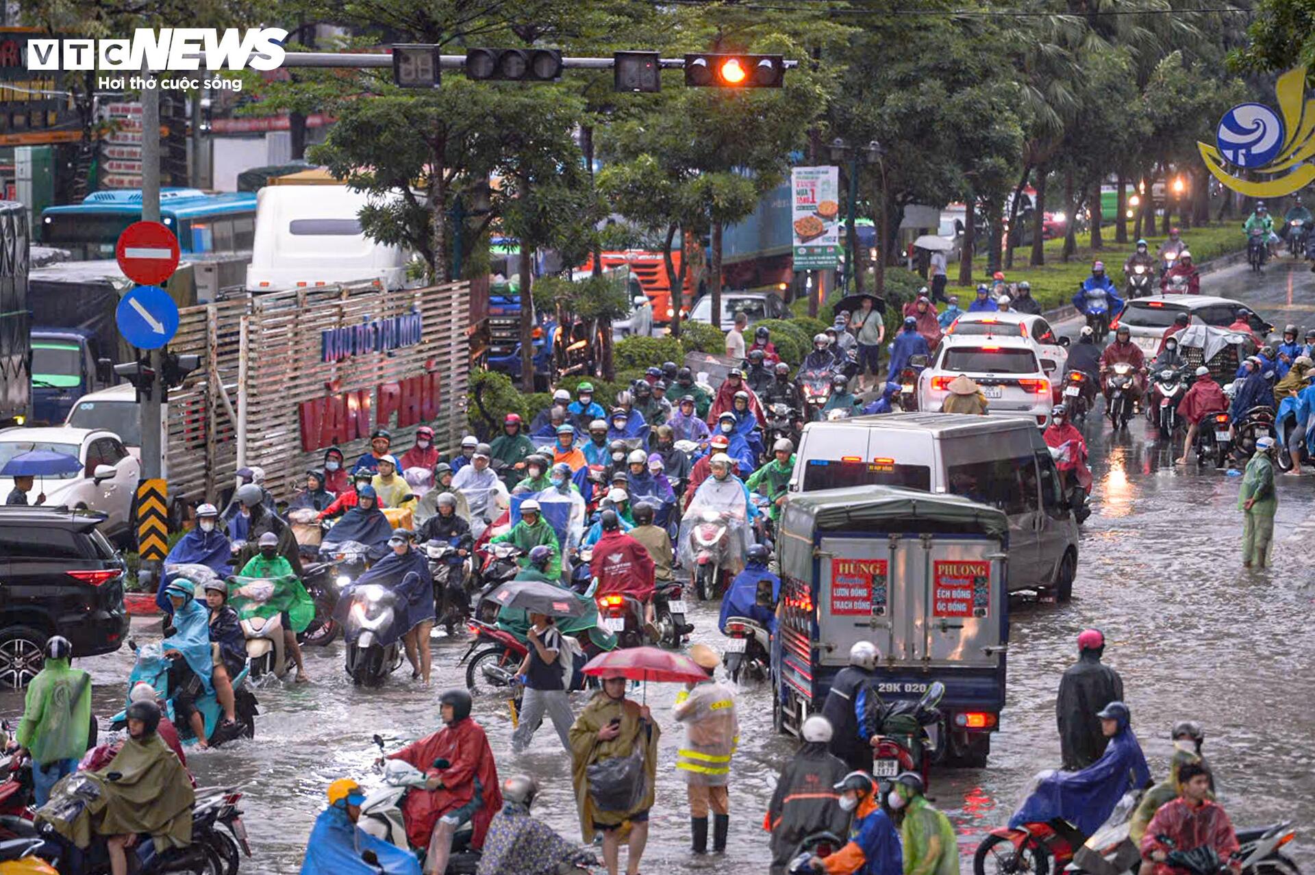 Đường phố ngập sâu, người Hà Nội bì bõm lội nước đi làm rồi bất lực quay về - 2