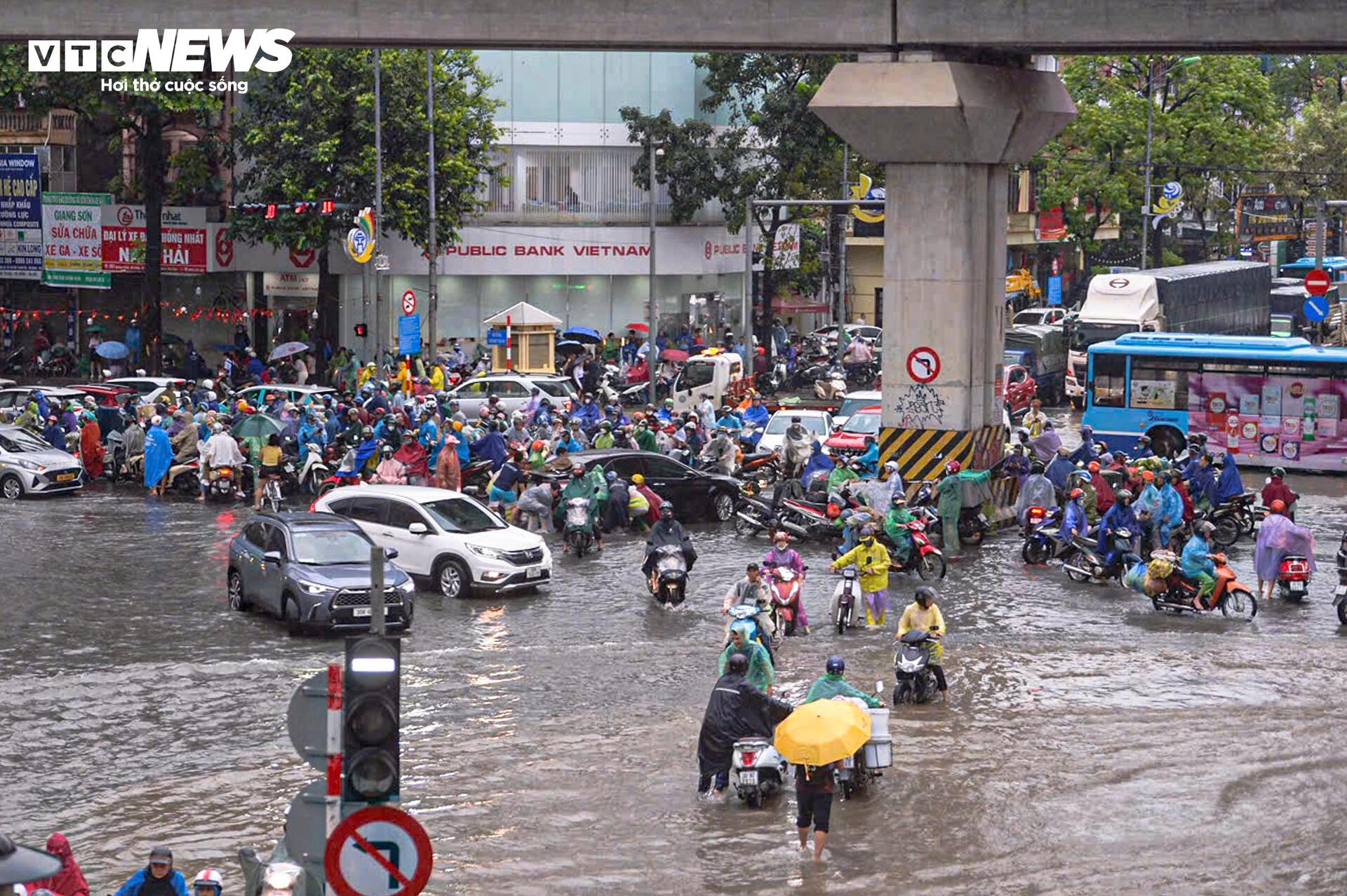Đường phố ngập sâu, người Hà Nội bì bõm lội nước đi làm rồi bất lực quay về - 1