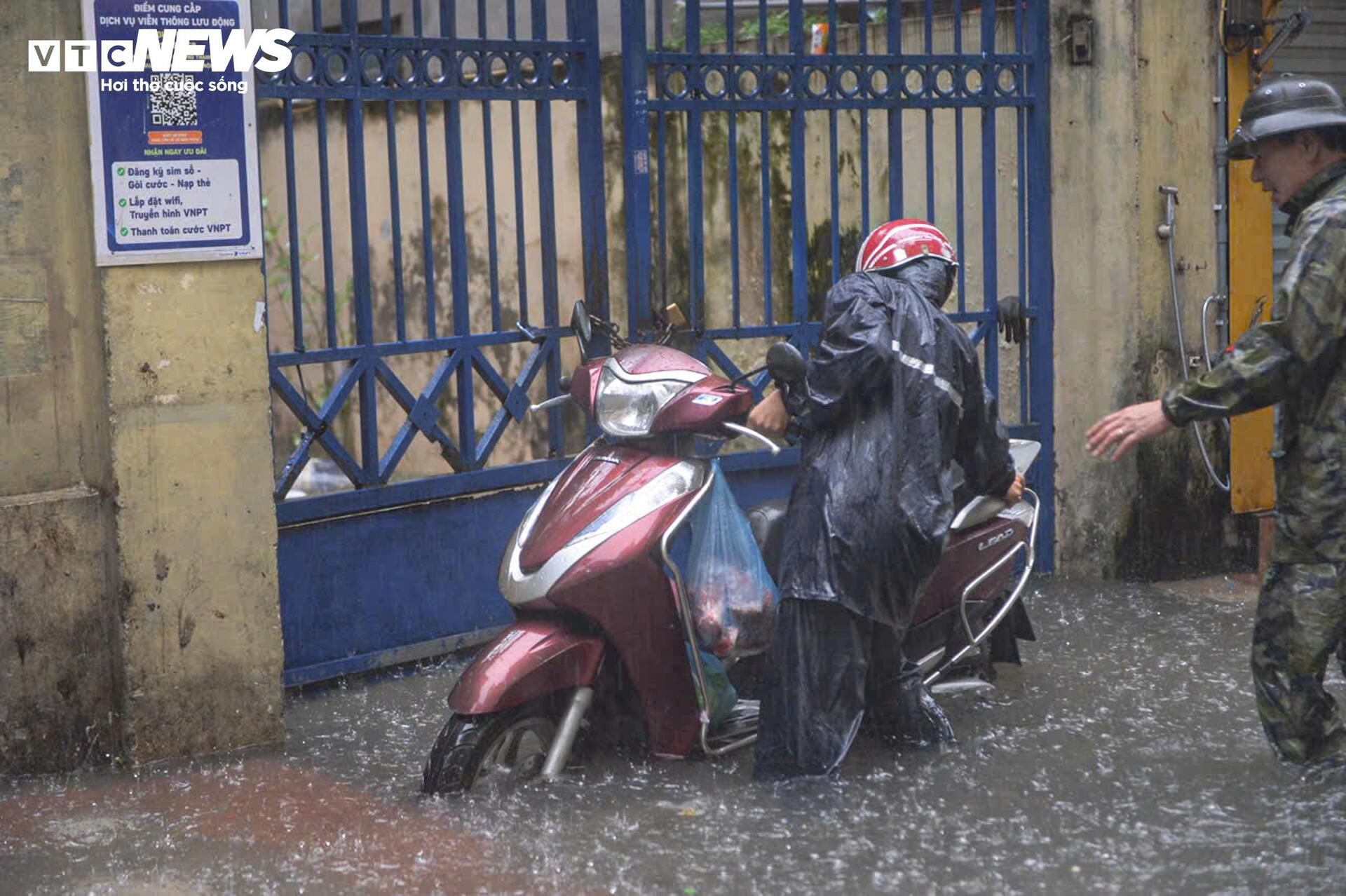 Đường phố ngập sâu, người Hà Nội bì bõm lội nước đi làm rồi bất lực quay về - 15