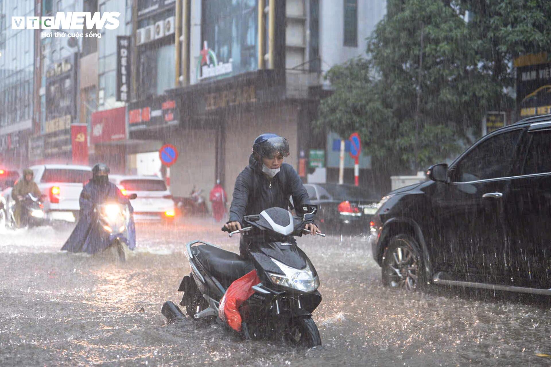 Đường phố ngập sâu, người Hà Nội bì bõm lội nước đi làm rồi bất lực quay về - 14