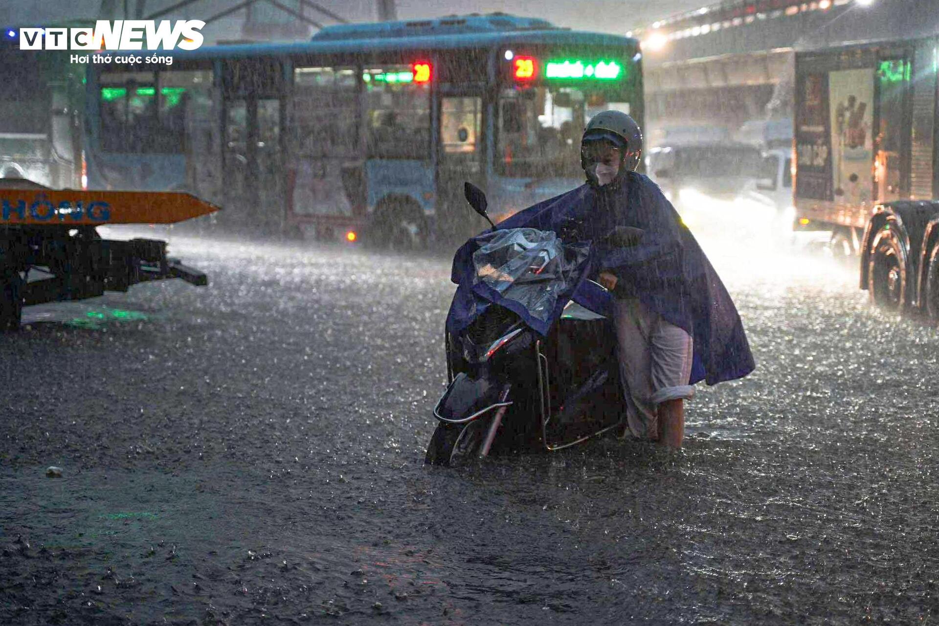Mưa lớn cả đêm, người Hà Nội lại vật vã dắt xe qua biển nước - 4