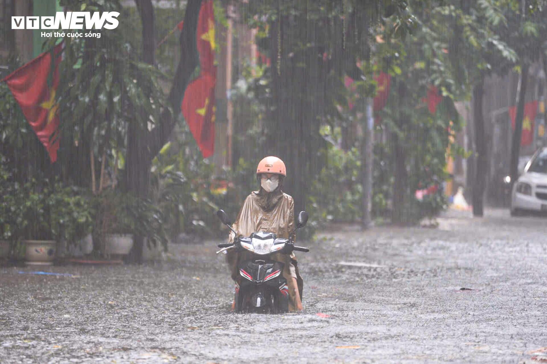 Đường phố ngập sâu, người Hà Nội bì bõm lội nước đi làm rồi bất lực quay về - 11