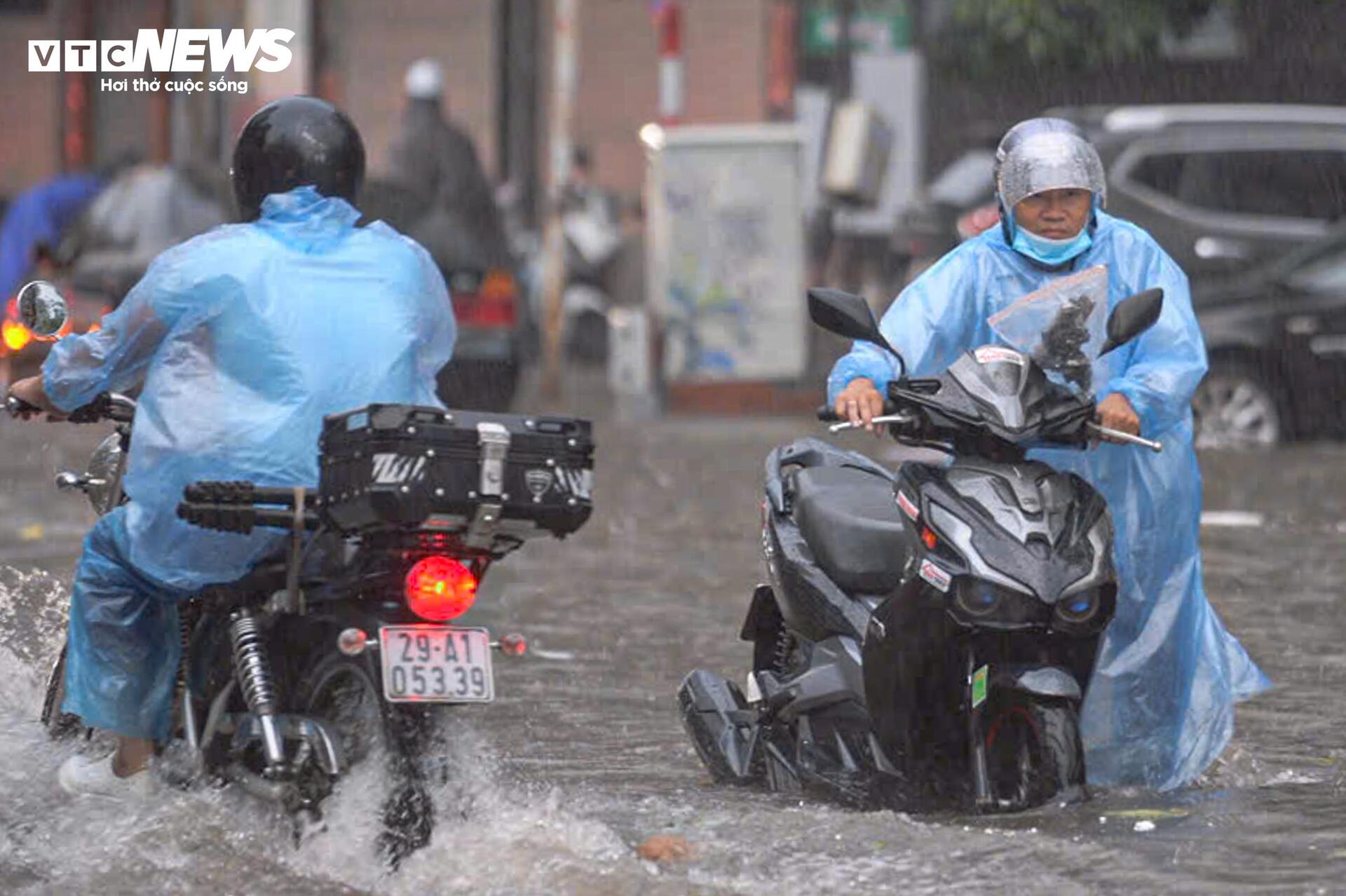Đường phố ngập sâu, người Hà Nội bì bõm lội nước đi làm rồi bất lực quay về - 13