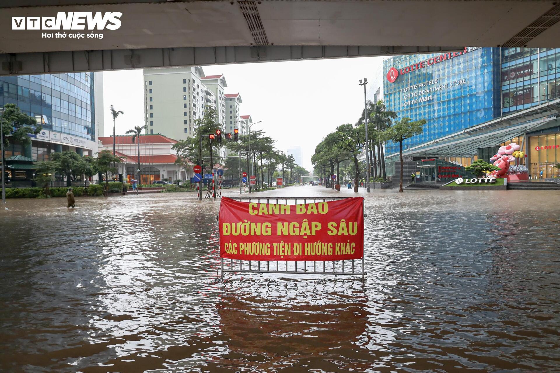 Hà Nội ngập tứ bề, người dân ngã sõng soài, xe chết máy la liệt giữa phố - 11