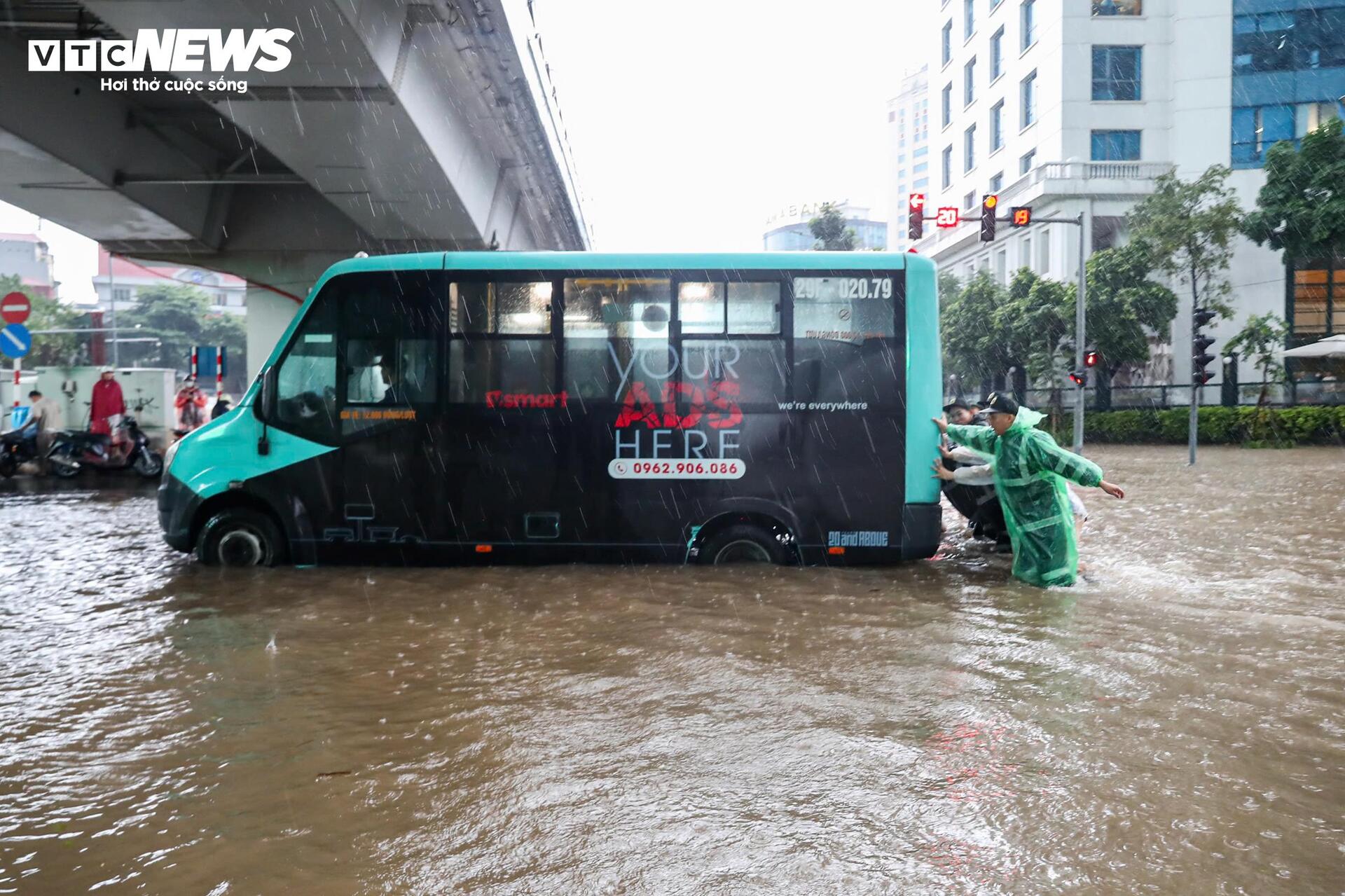 Hà Nội ngập tứ bề, người dân ngã sõng soài, xe chết máy la liệt giữa phố - 5