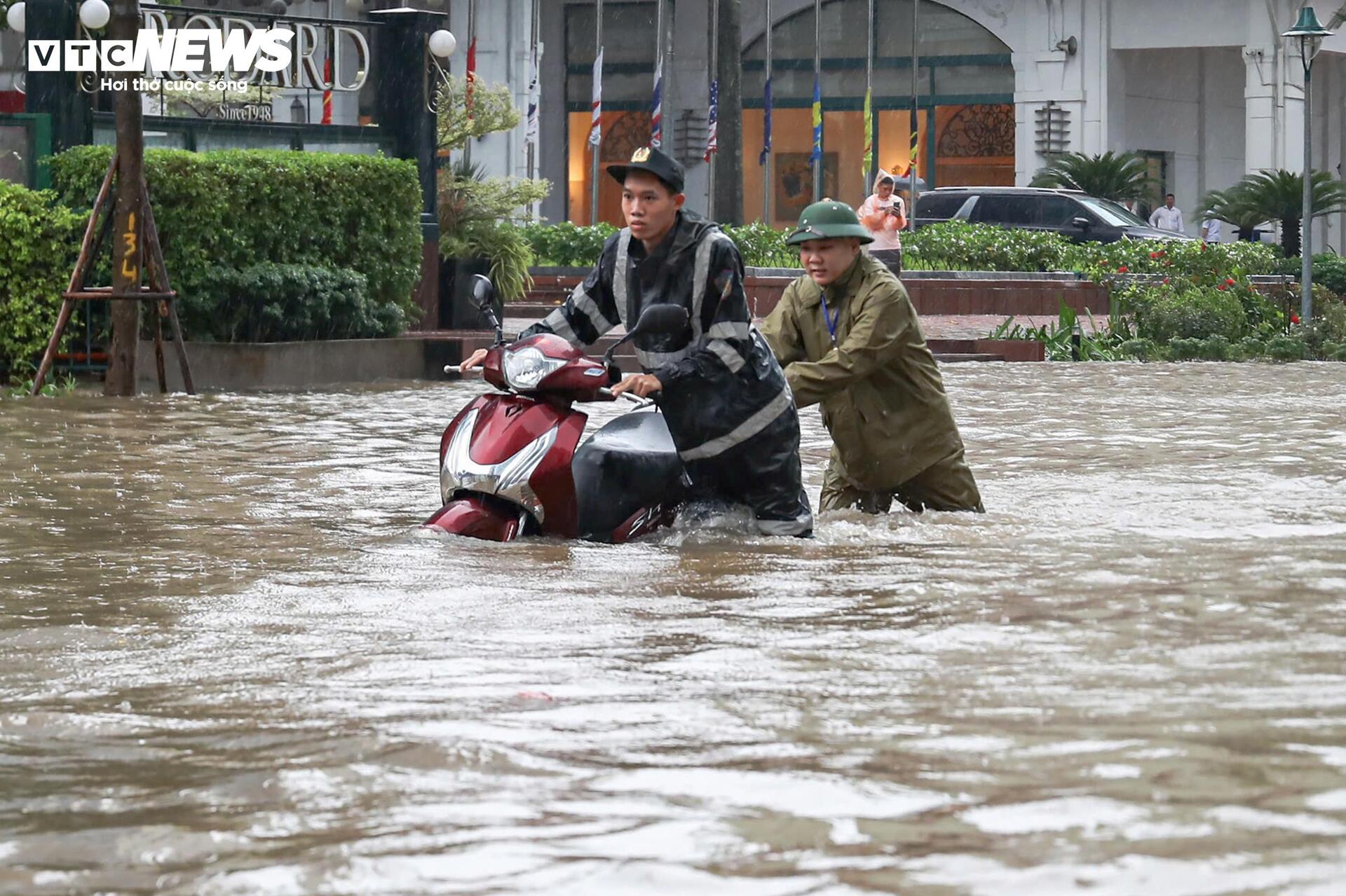 Hà Nội ngập tứ bề, người dân ngã sõng soài, xe chết máy la liệt giữa phố - 6