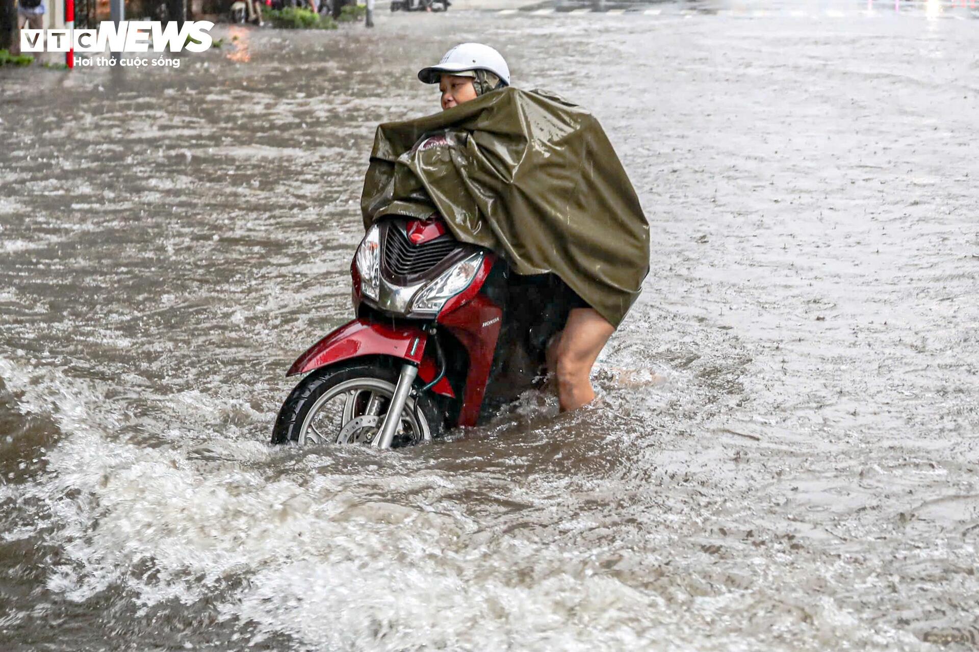 Hà Nội ngập tứ bề, người dân ngã sõng soài, xe chết máy la liệt giữa phố - 3