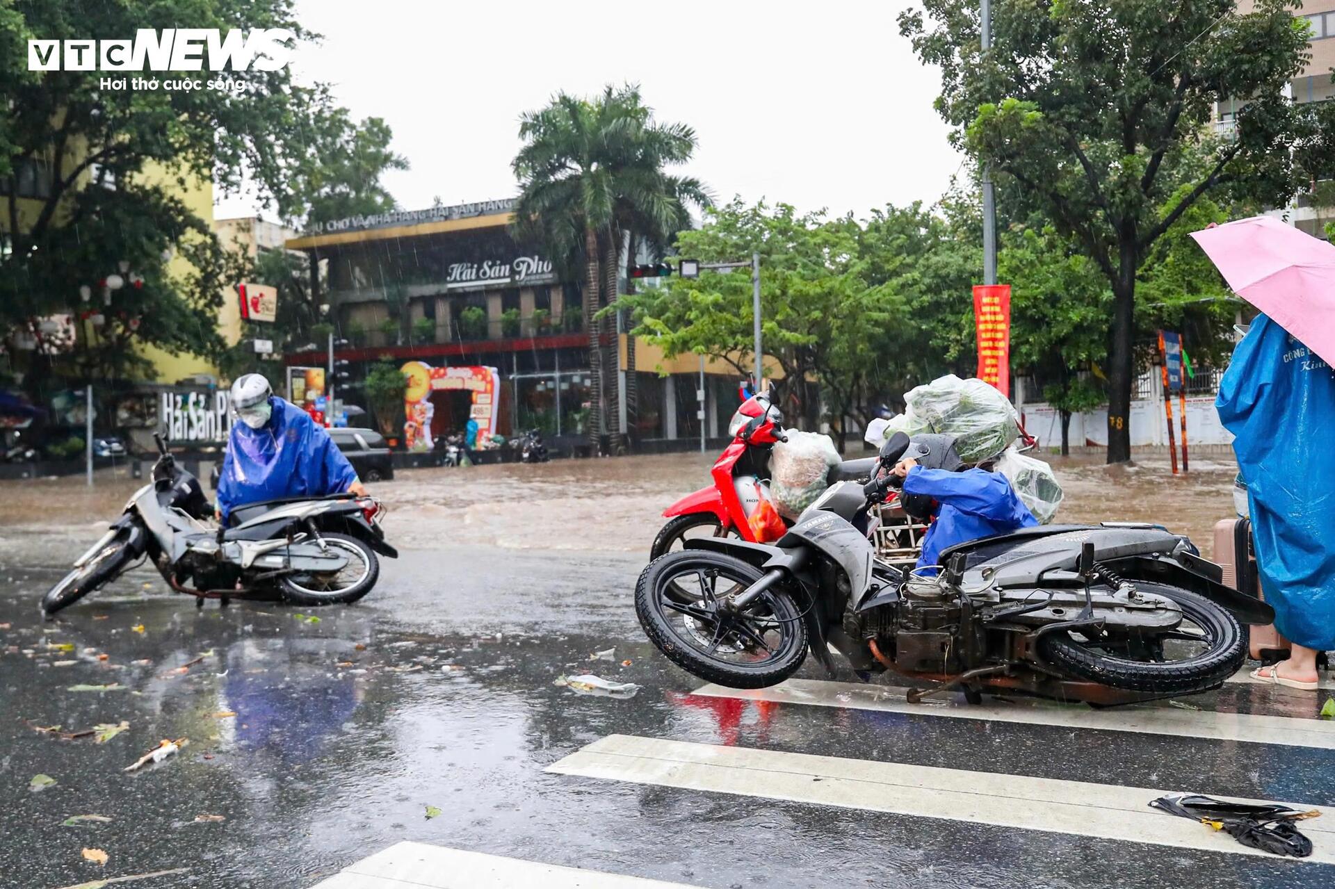 Hà Nội ngập tứ bề, người dân ngã sõng soài, xe chết máy la liệt giữa phố - 4