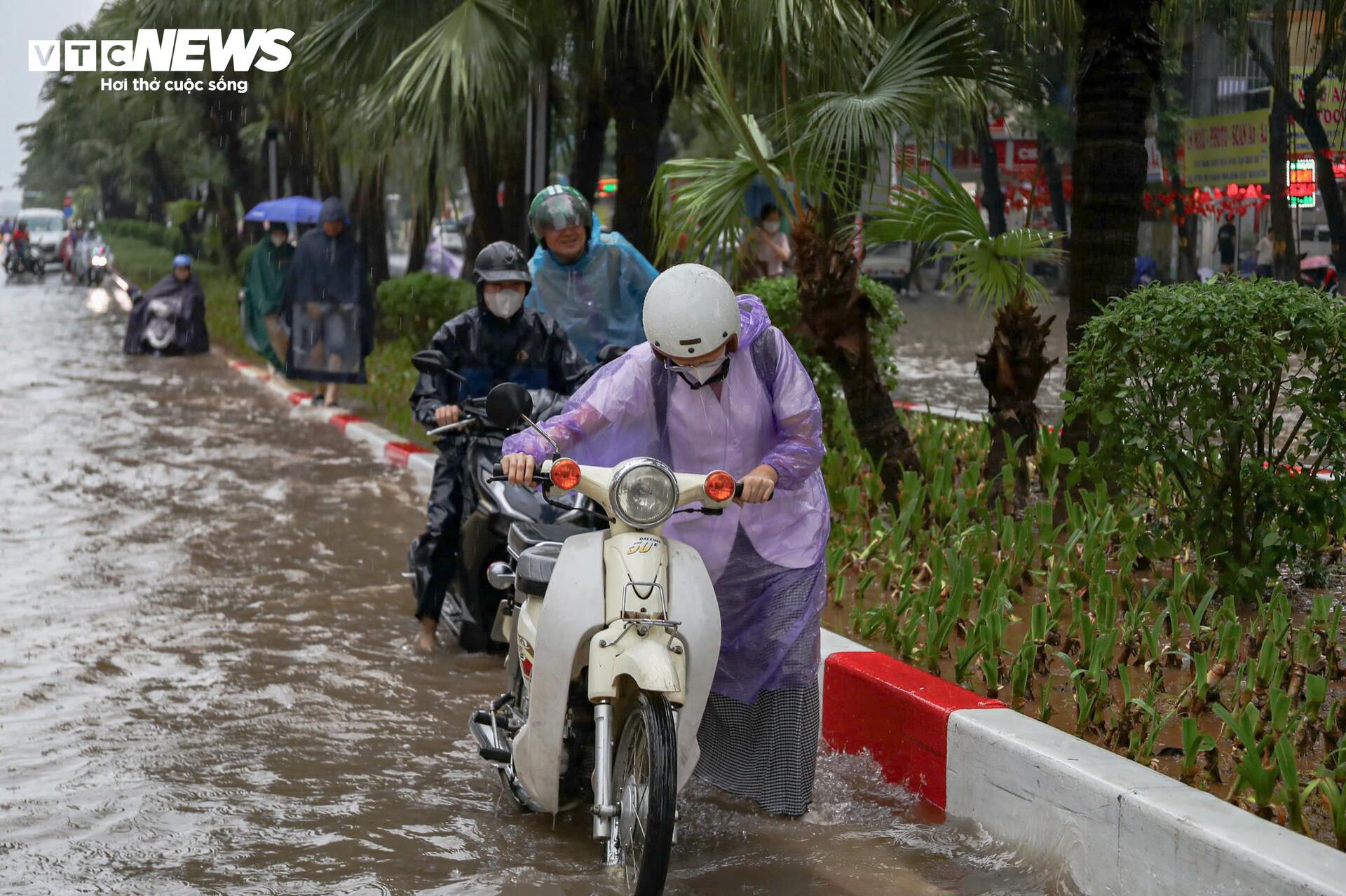 Hà Nội ngập tứ bề, người dân ngã sõng soài, xe chết máy la liệt giữa phố - 8