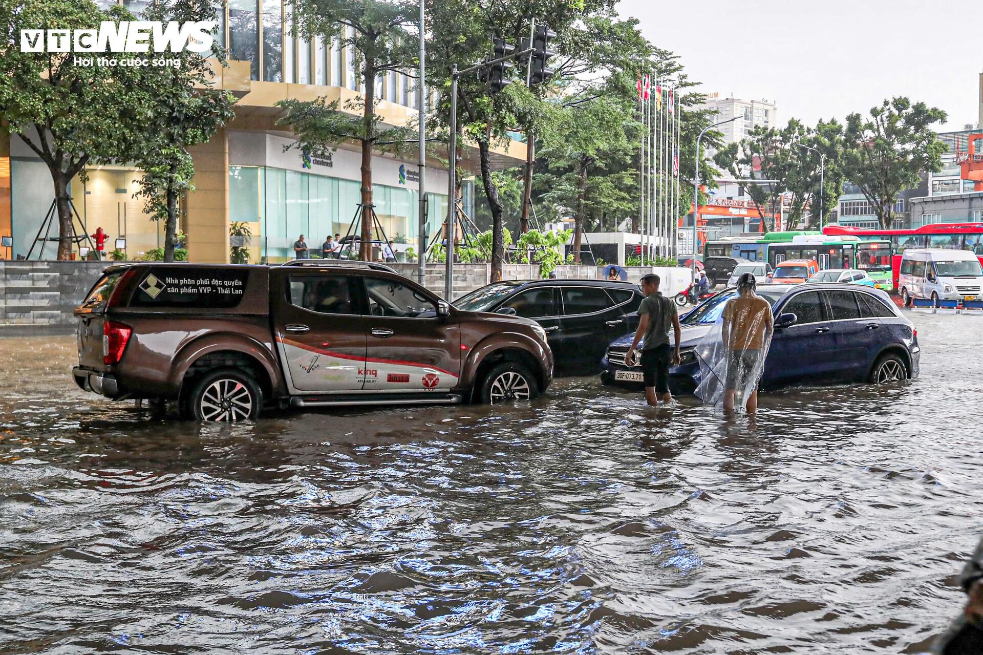 Hà Nội ngập tứ bề, người dân ngã sõng soài, xe chết máy la liệt giữa phố - 14
