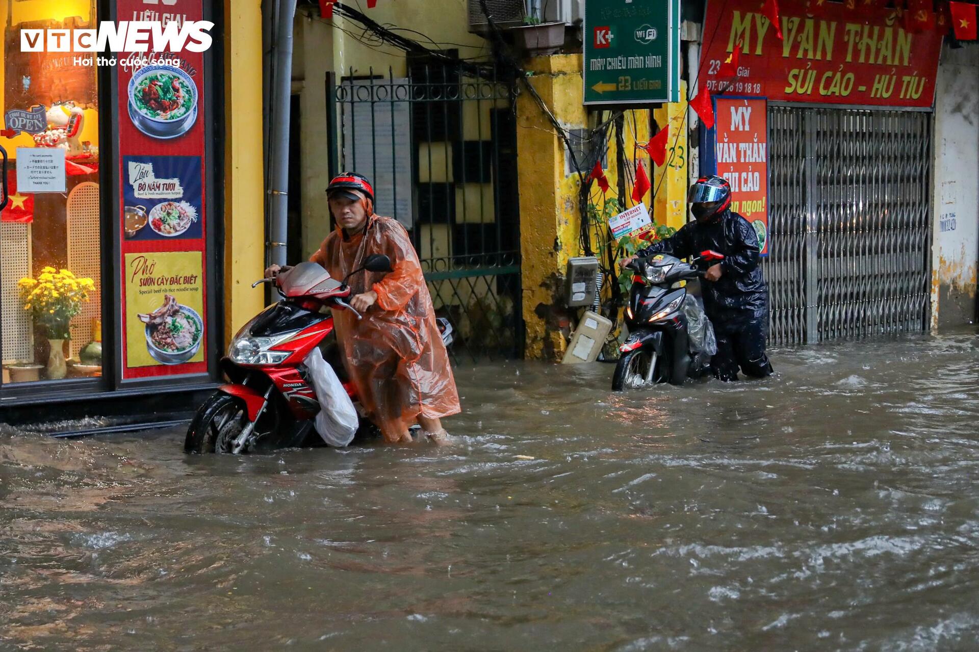 Hà Nội ngập tứ bề, người dân ngã sõng soài, xe chết máy la liệt giữa phố - 17