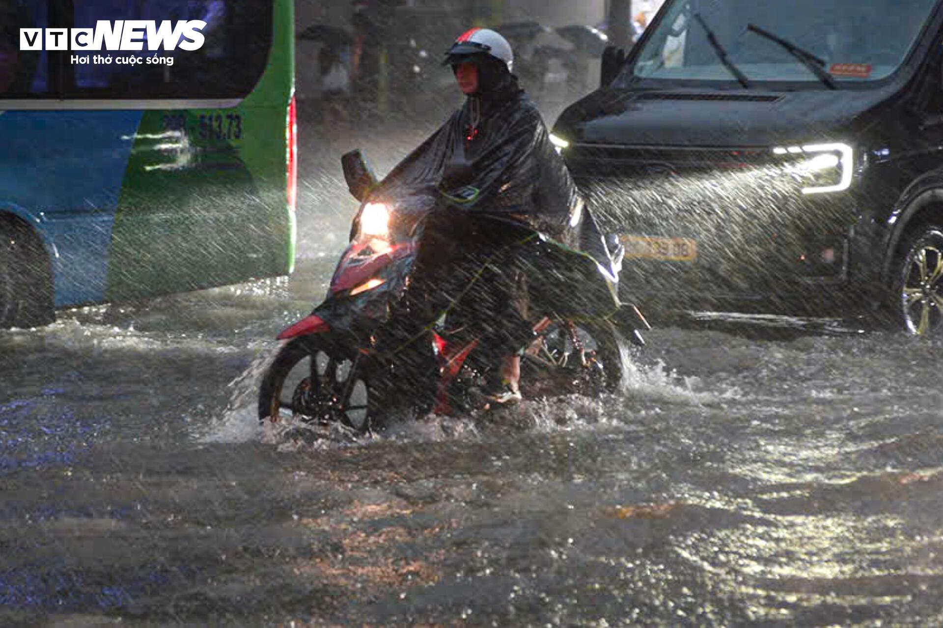 Mưa lớn cả đêm, người Hà Nội lại vật vã dắt xe qua biển nước - 8