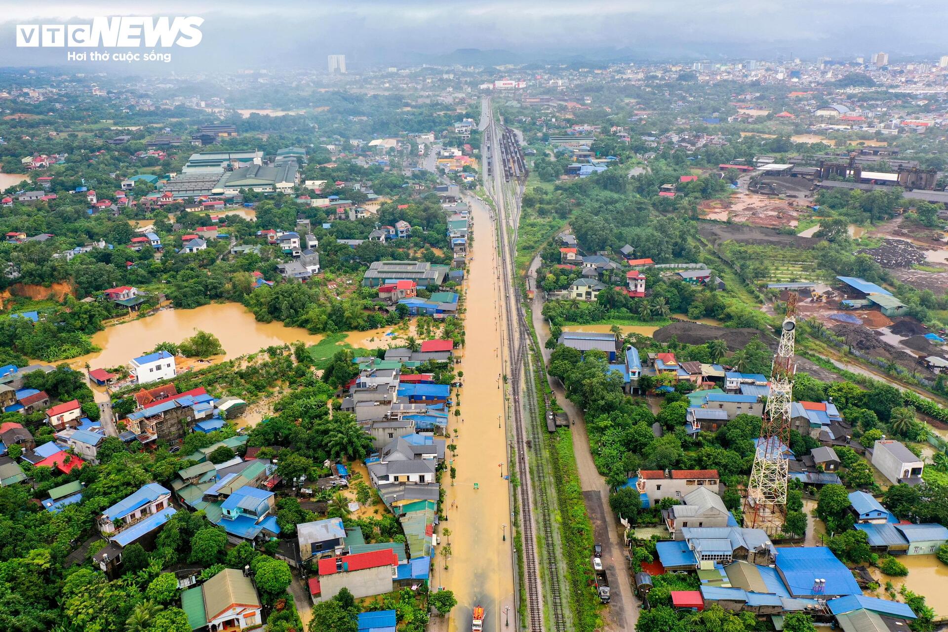 Phố trung tâm Thái Nguyên chìm trong biển nước, có nơi ngập gần nóc tầng một - 10