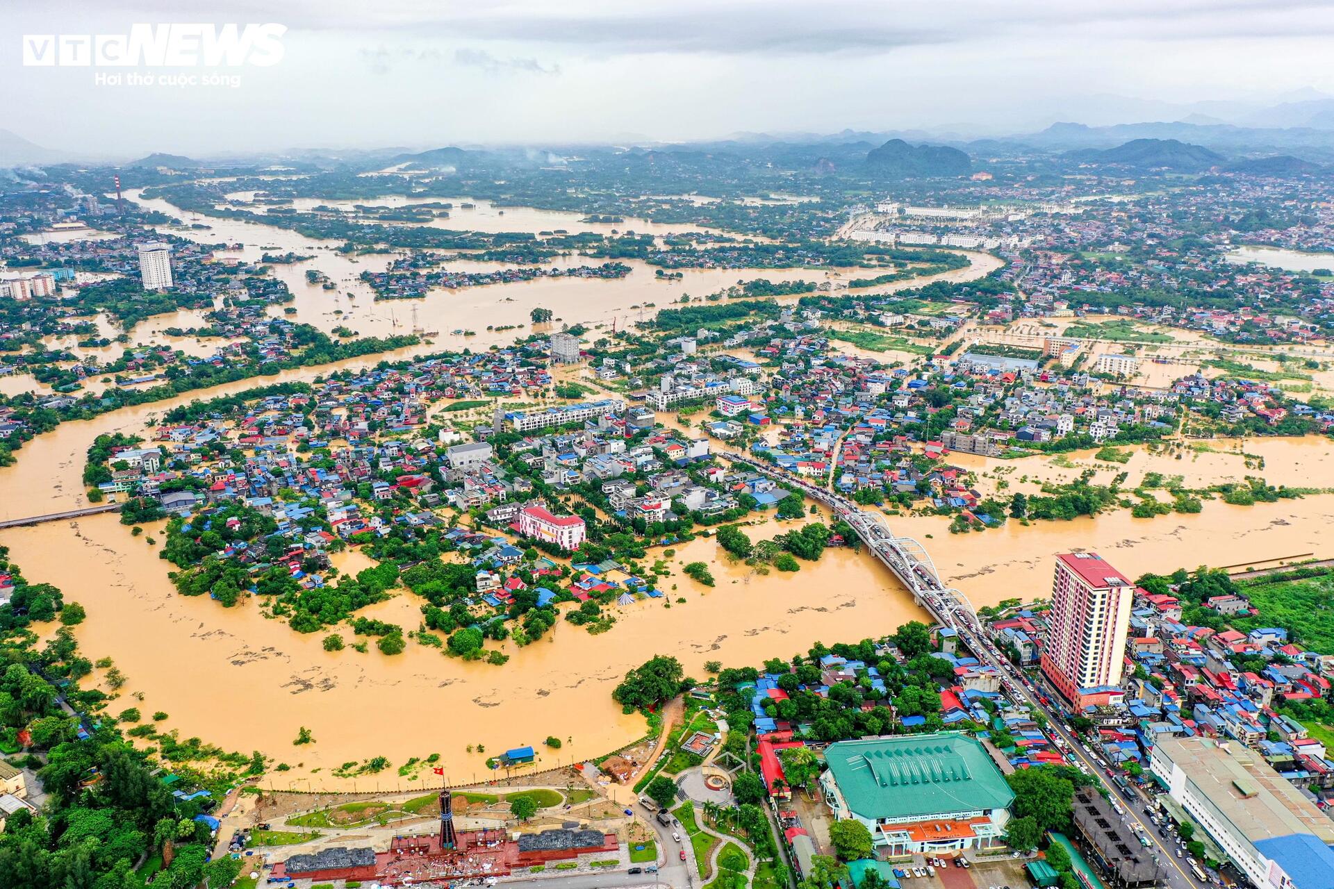 Phố trung tâm Thái Nguyên chìm trong biển nước, có nơi ngập gần nóc tầng một - 2