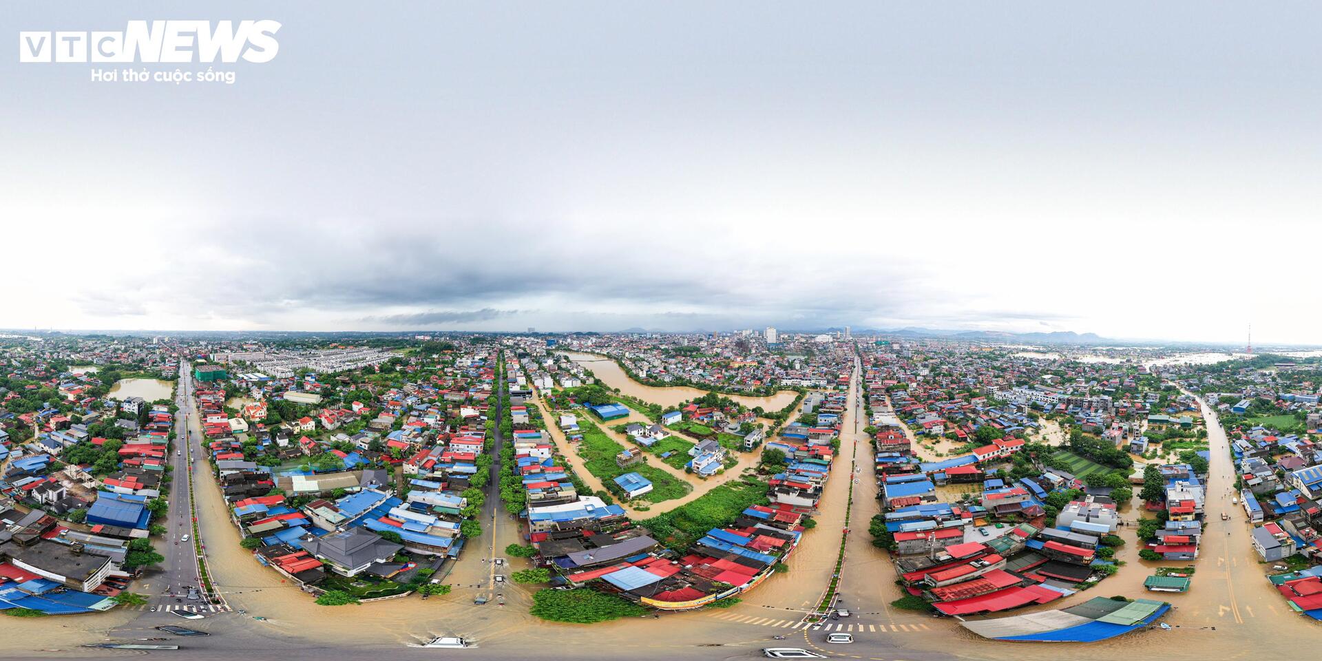 Phố trung tâm Thái Nguyên chìm trong biển nước, có nơi ngập gần nóc tầng một - 1