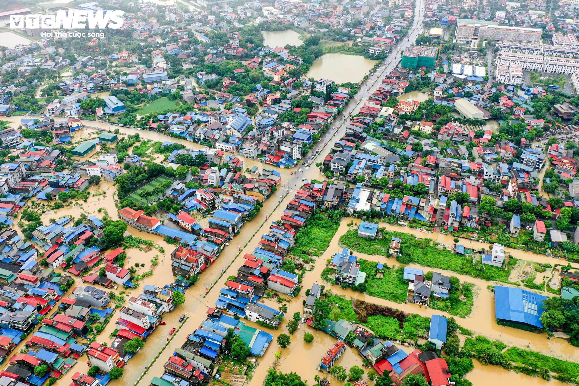 Phố trung tâm Thái Nguyên chìm trong biển nước, có nơi ngập gần nóc tầng một - 4