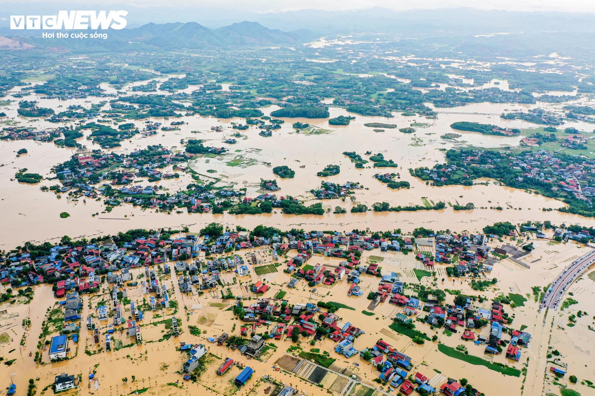 Phố trung tâm Thái Nguyên chìm trong biển nước, có nơi ngập gần nóc tầng một - 5