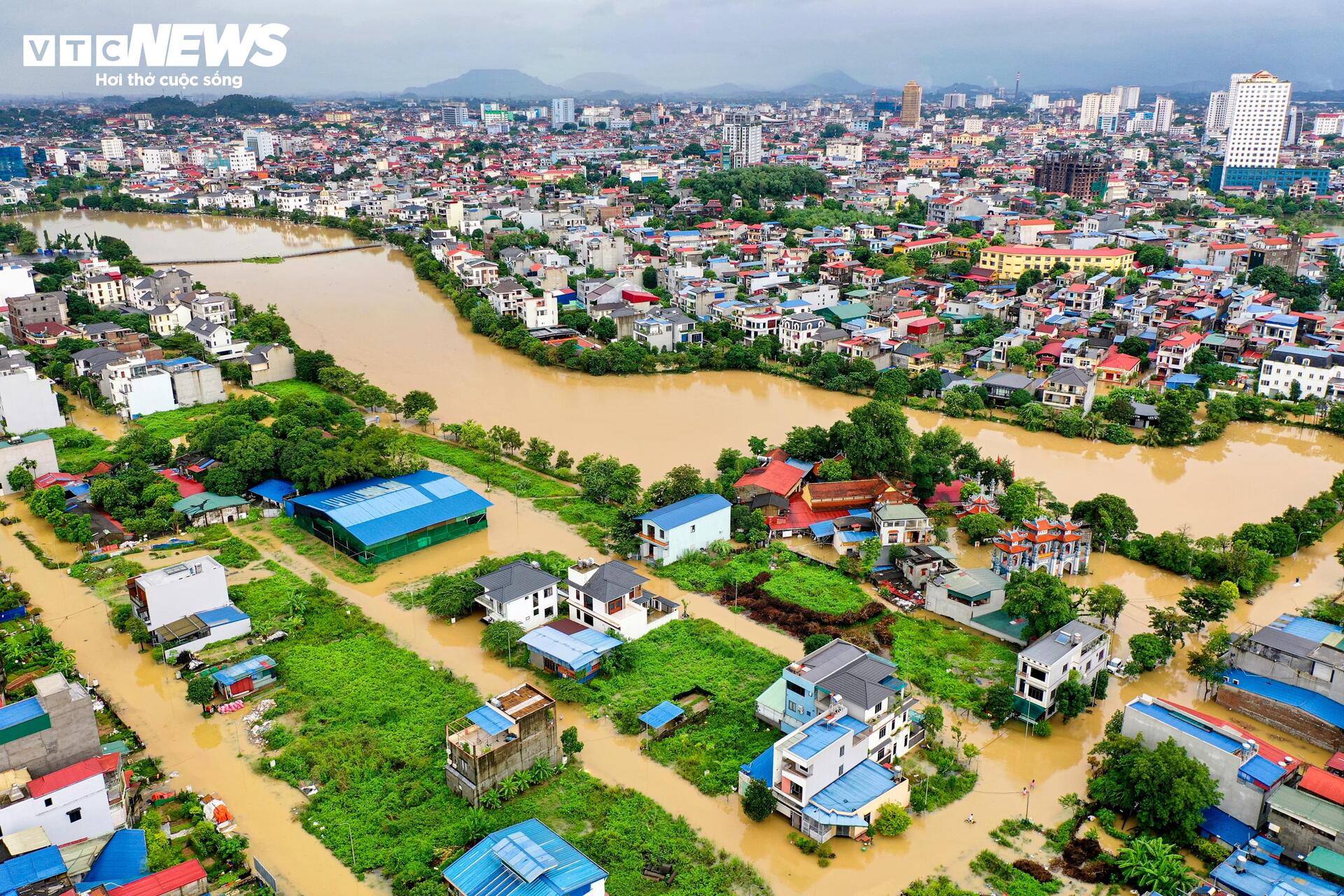 Phố trung tâm Thái Nguyên chìm trong biển nước, có nơi ngập gần nóc tầng một - 7