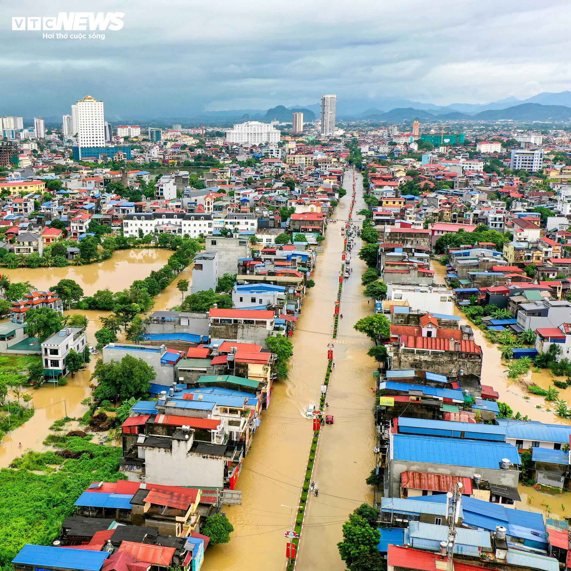 Phố trung tâm Thái Nguyên chìm trong biển nước, có nơi ngập gần nóc tầng một - 8