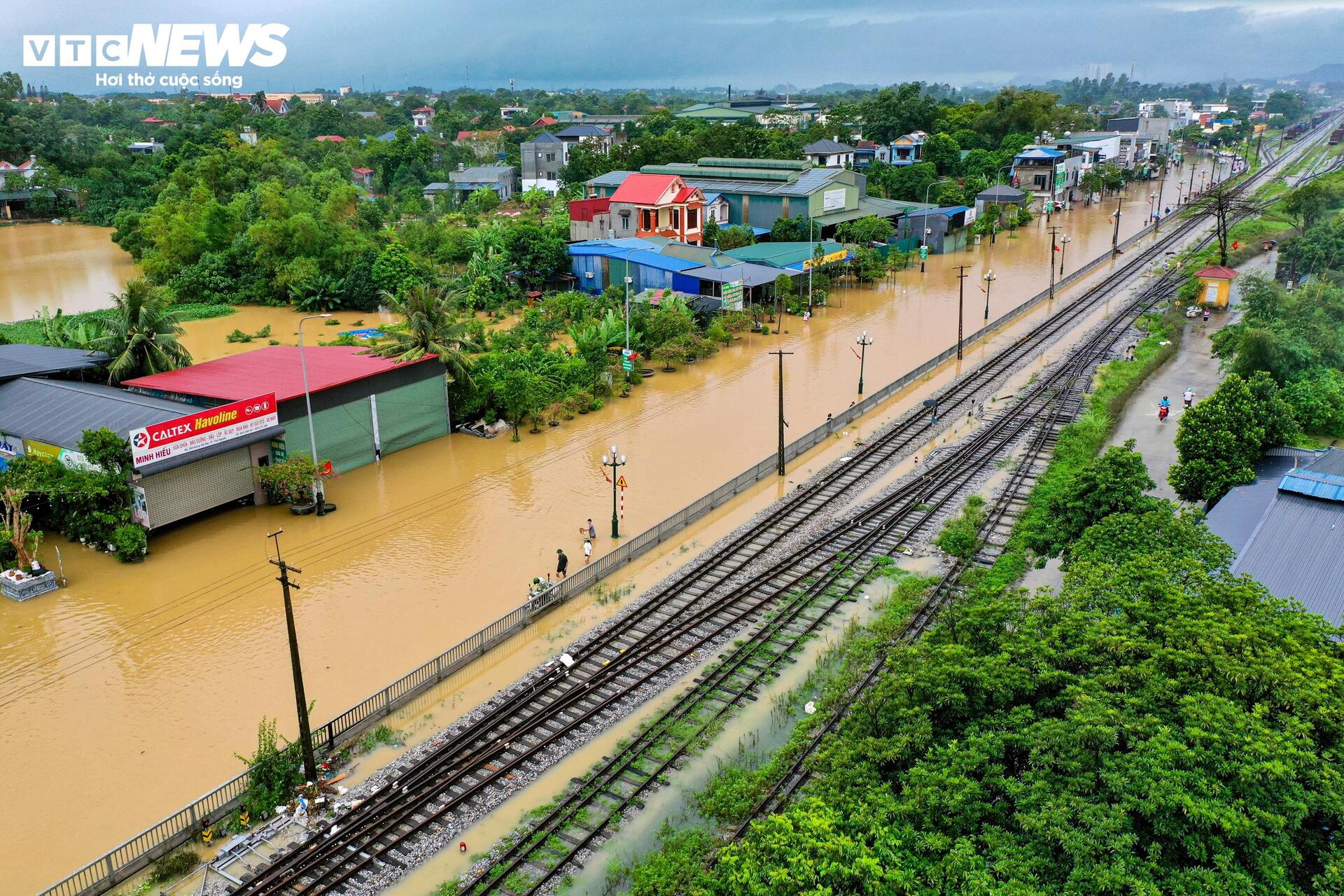 Phố trung tâm Thái Nguyên chìm trong biển nước, có nơi ngập gần nóc tầng một - 9