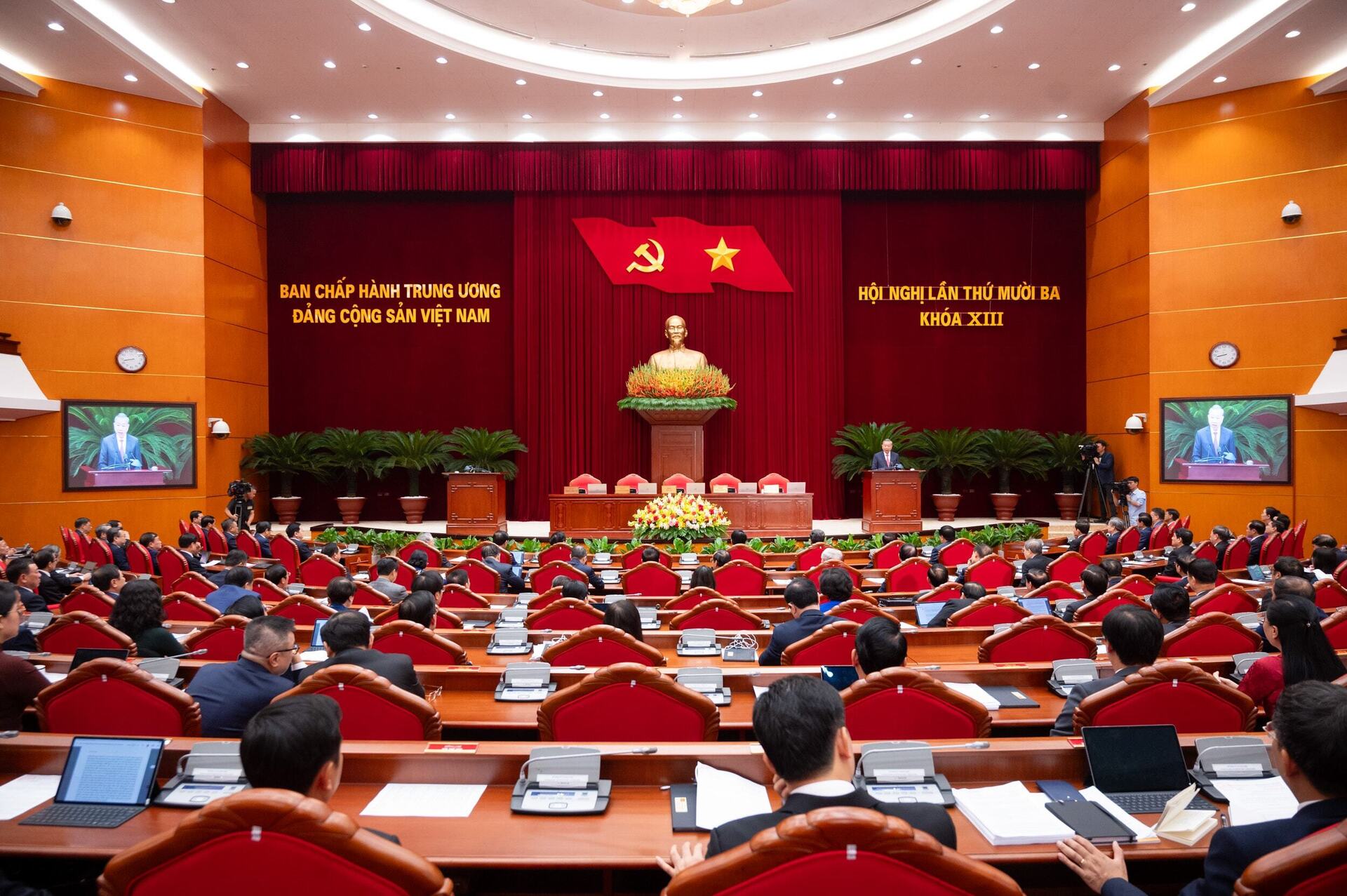 Toàn cảnh bế mạc Hội nghị Trung ương 13 khóa XIII - 1