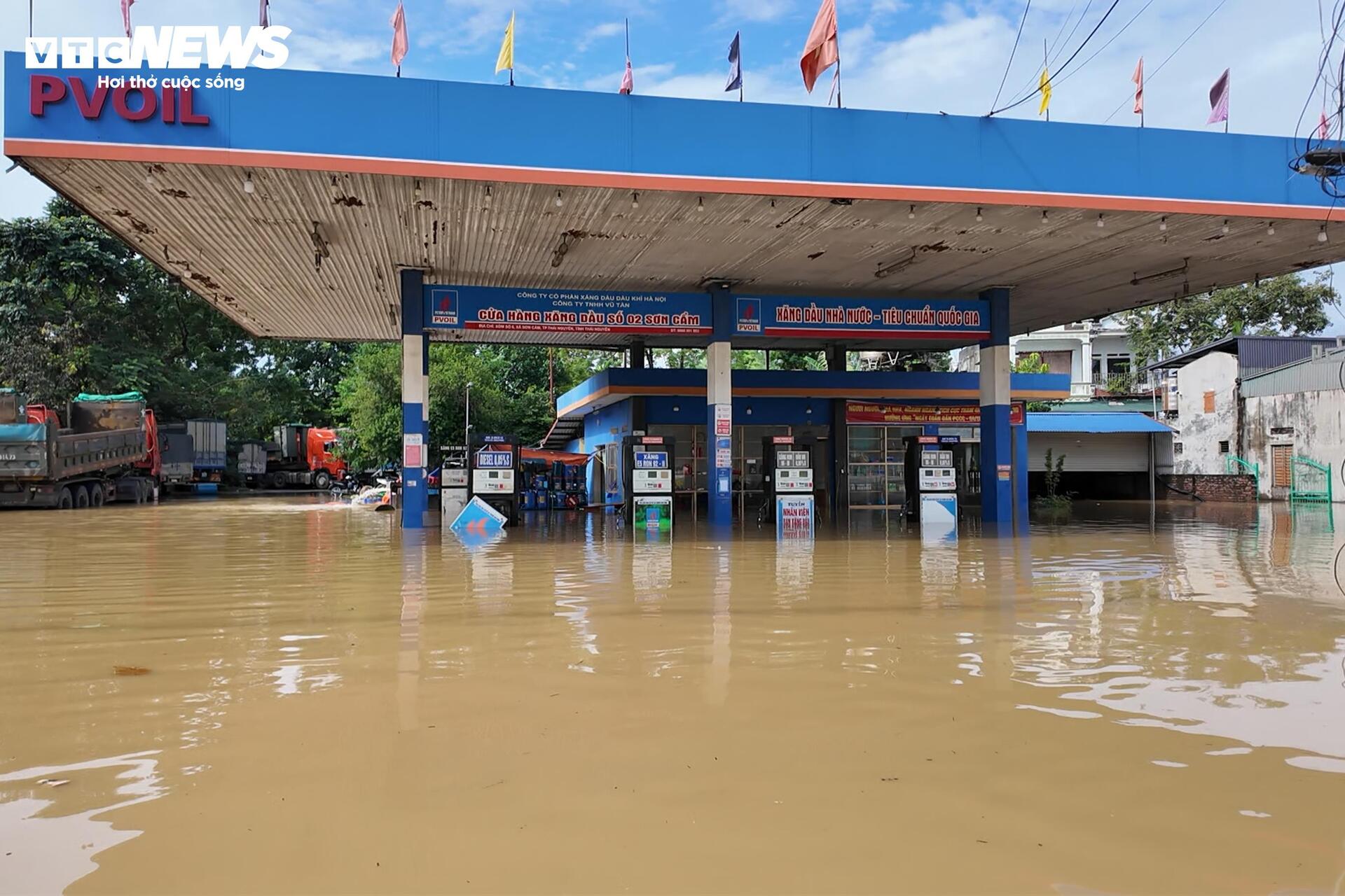 Cao tốc Hà Nội - Thái Nguyên tê liệt vì lũ, ô tô nối đuôi 15 giờ chờ nước rút - 19