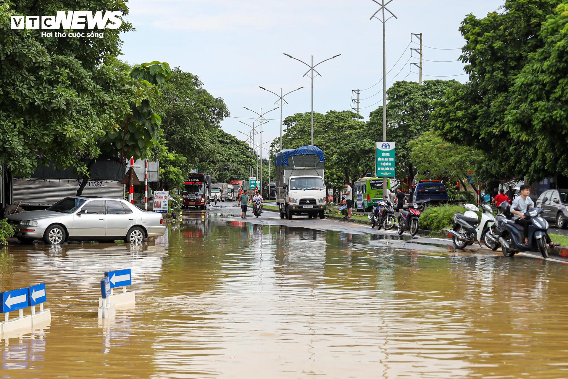 Cao tốc Hà Nội - Thái Nguyên tê liệt vì lũ, ô tô nối đuôi 15 giờ chờ nước rút - 5