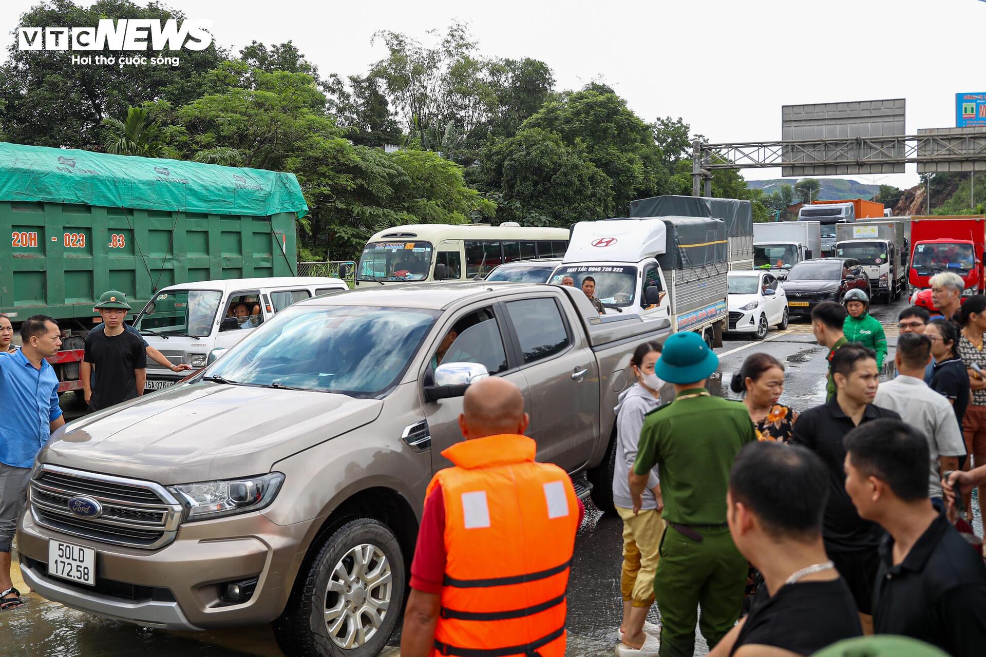 Cao tốc Hà Nội - Thái Nguyên tê liệt vì lũ, ô tô nối đuôi 15 giờ chờ nước rút - 4