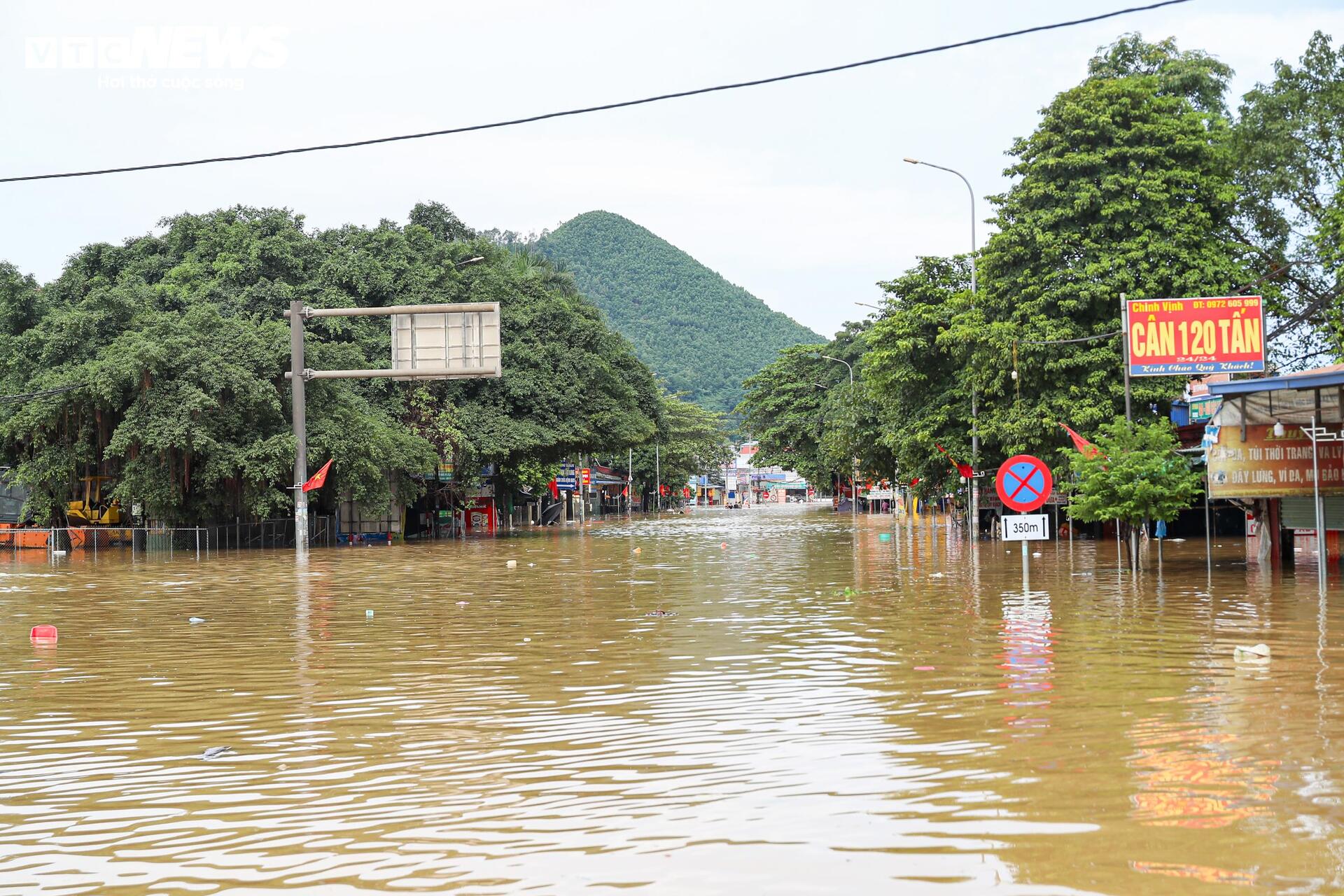 Cao tốc Hà Nội - Thái Nguyên tê liệt vì lũ, ô tô nối đuôi 15 giờ chờ nước rút - 1