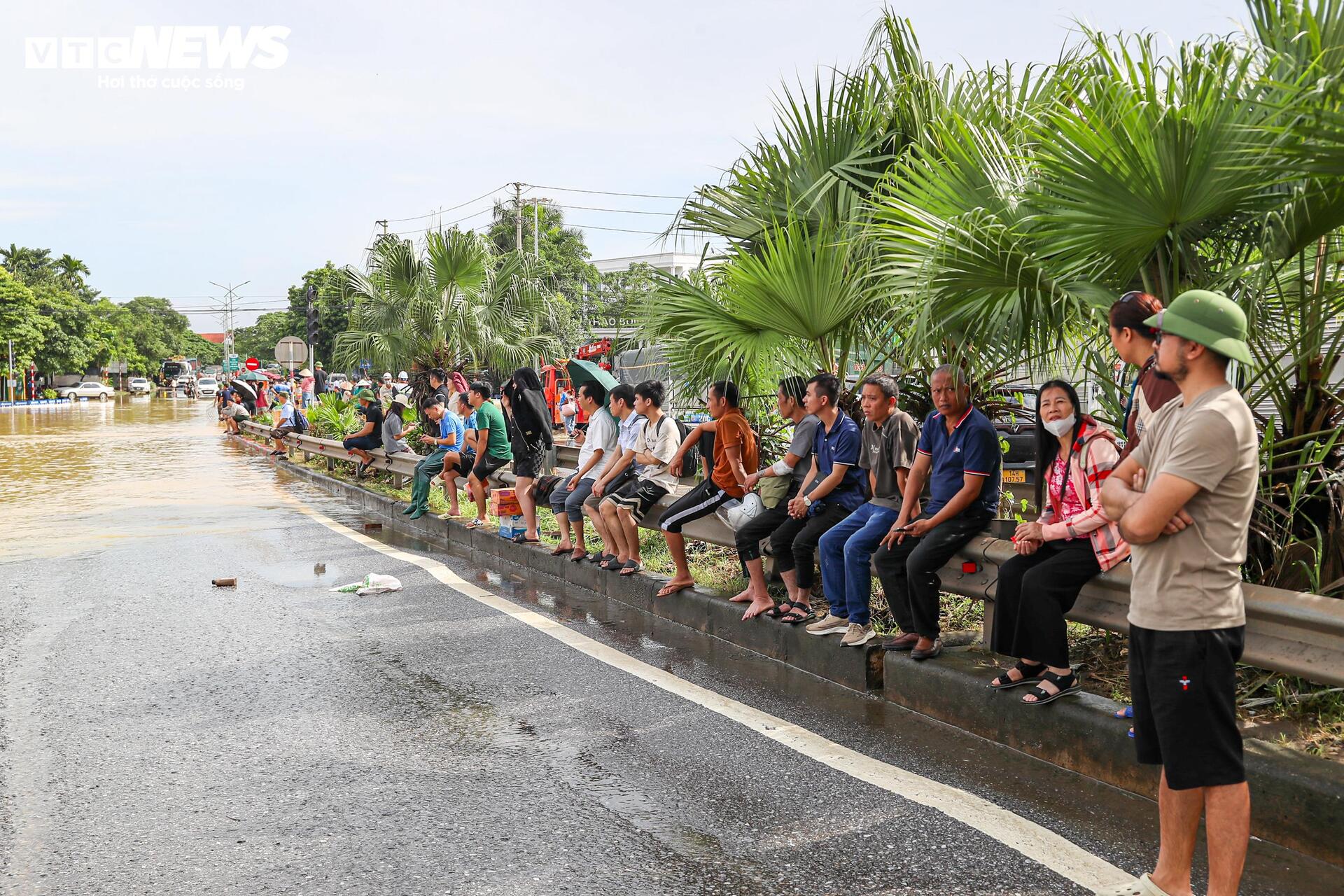 Cao tốc Hà Nội - Thái Nguyên tê liệt vì lũ, ô tô nối đuôi 15 giờ chờ nước rút - 9