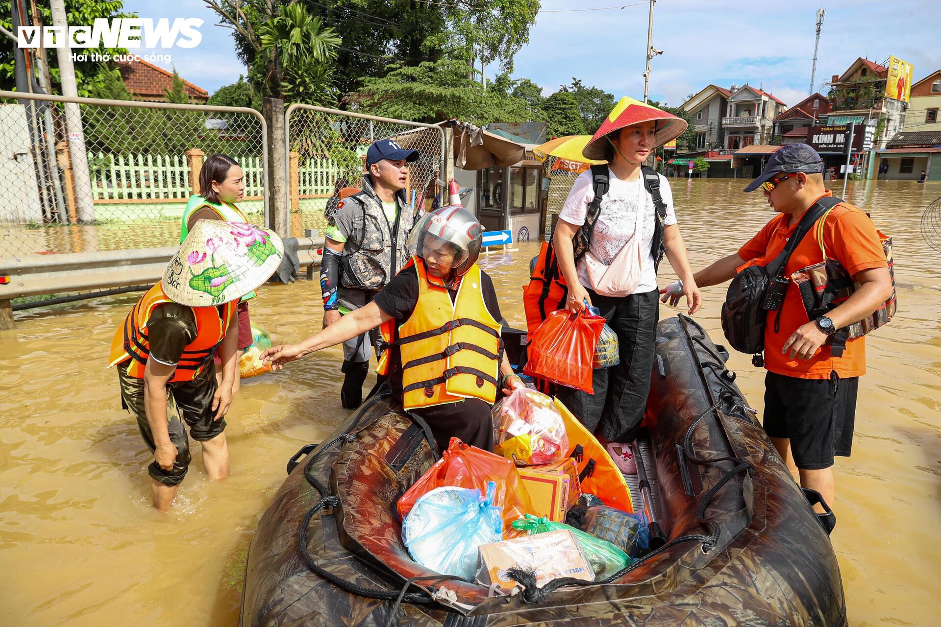 Cao tốc Hà Nội - Thái Nguyên tê liệt vì lũ, ô tô nối đuôi 15 giờ chờ nước rút - 14
