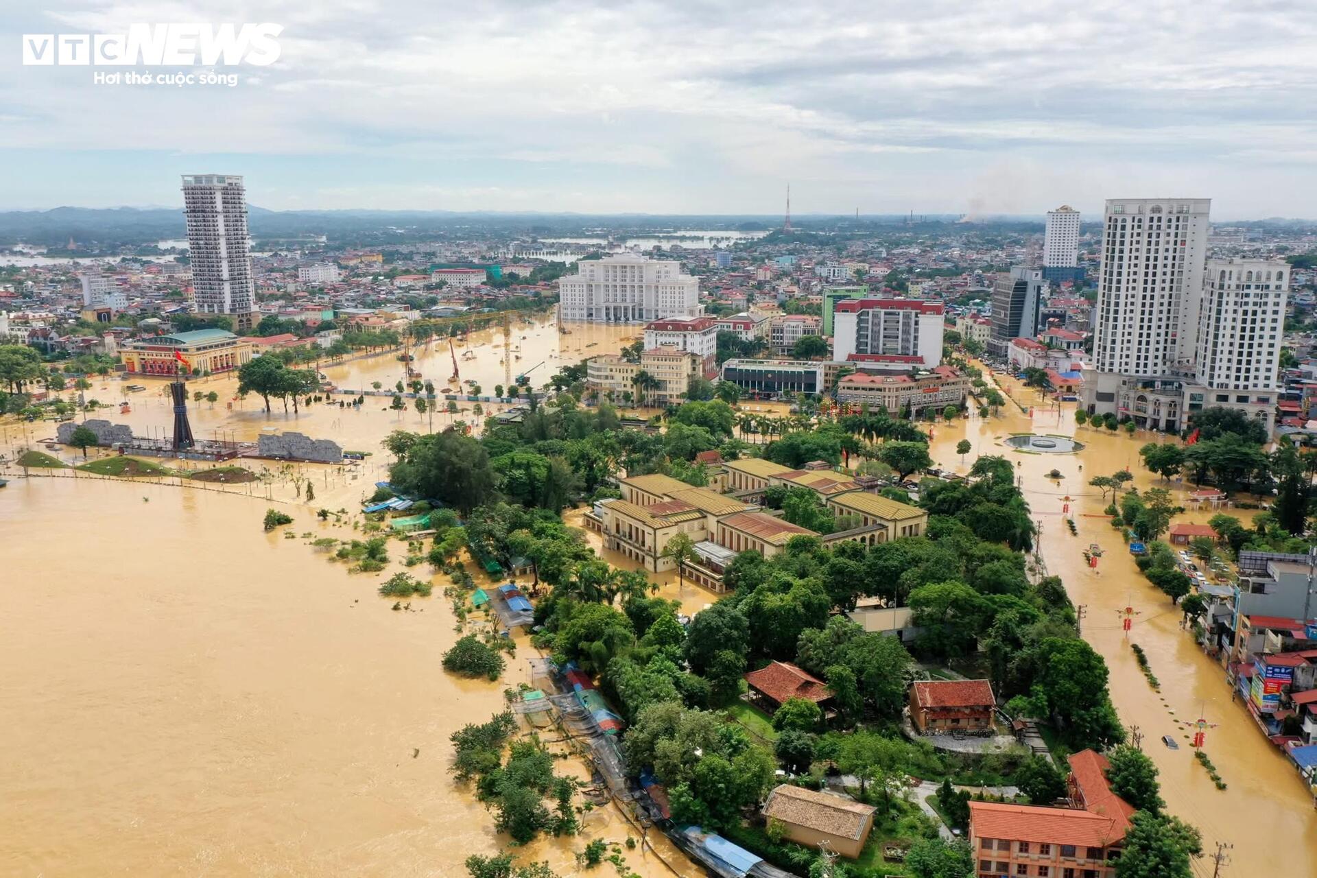 Trời nắng chang chang, phố trung tâm Thái Nguyên vẫn chìm trong biển nước - 11