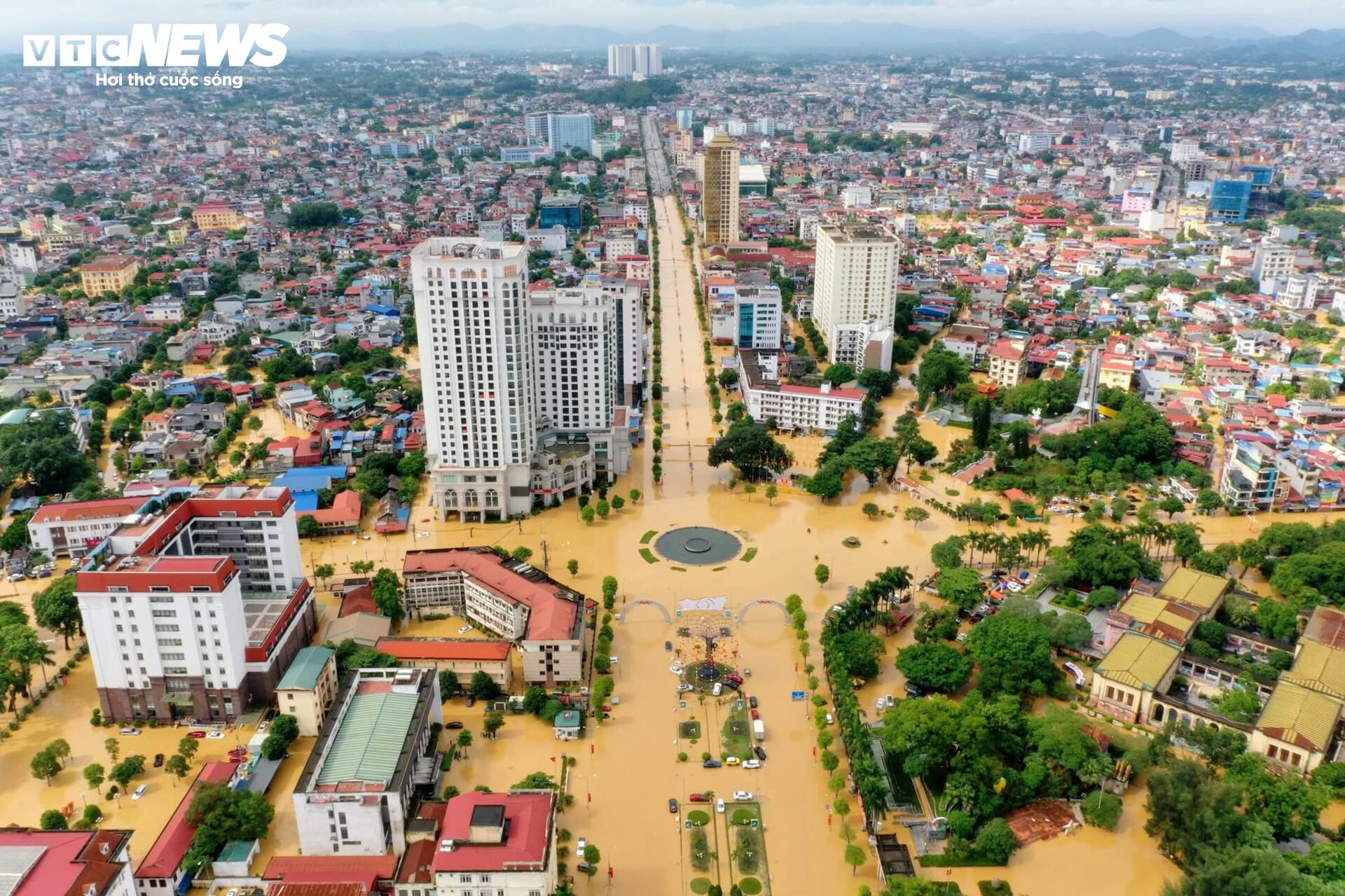 Trời nắng chang chang, phố trung tâm Thái Nguyên vẫn chìm trong biển nước - 1