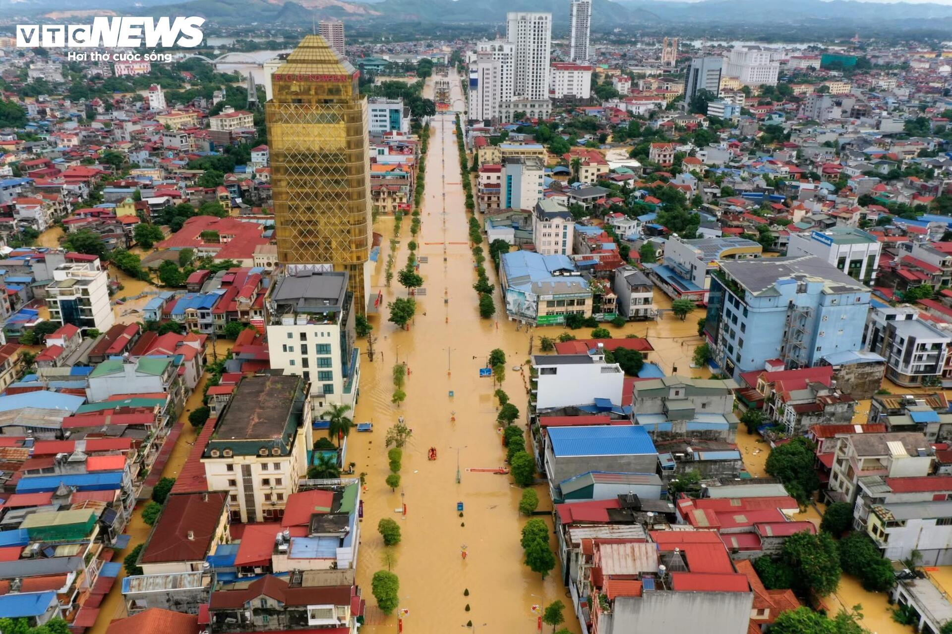 Trời nắng chang chang, phố trung tâm Thái Nguyên vẫn chìm trong biển nước - 12