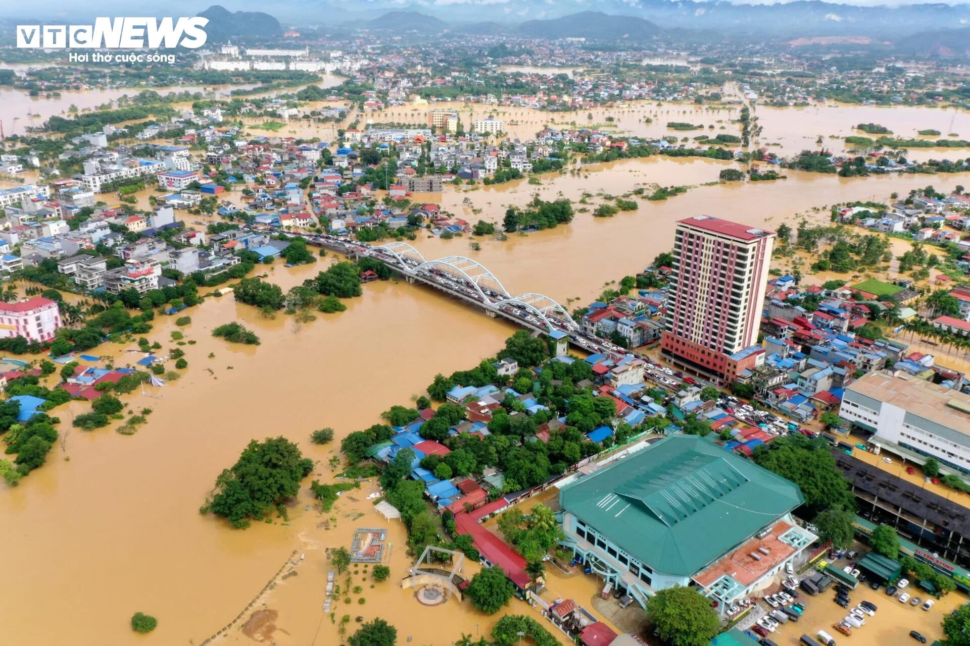 Trời nắng chang chang, phố trung tâm Thái Nguyên vẫn chìm trong biển nước - 3