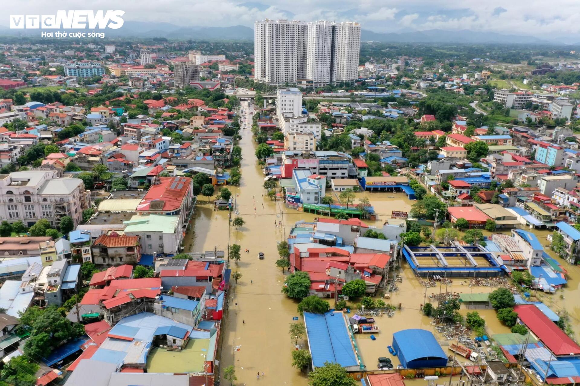 Trời nắng chang chang, phố trung tâm Thái Nguyên vẫn chìm trong biển nước - 4