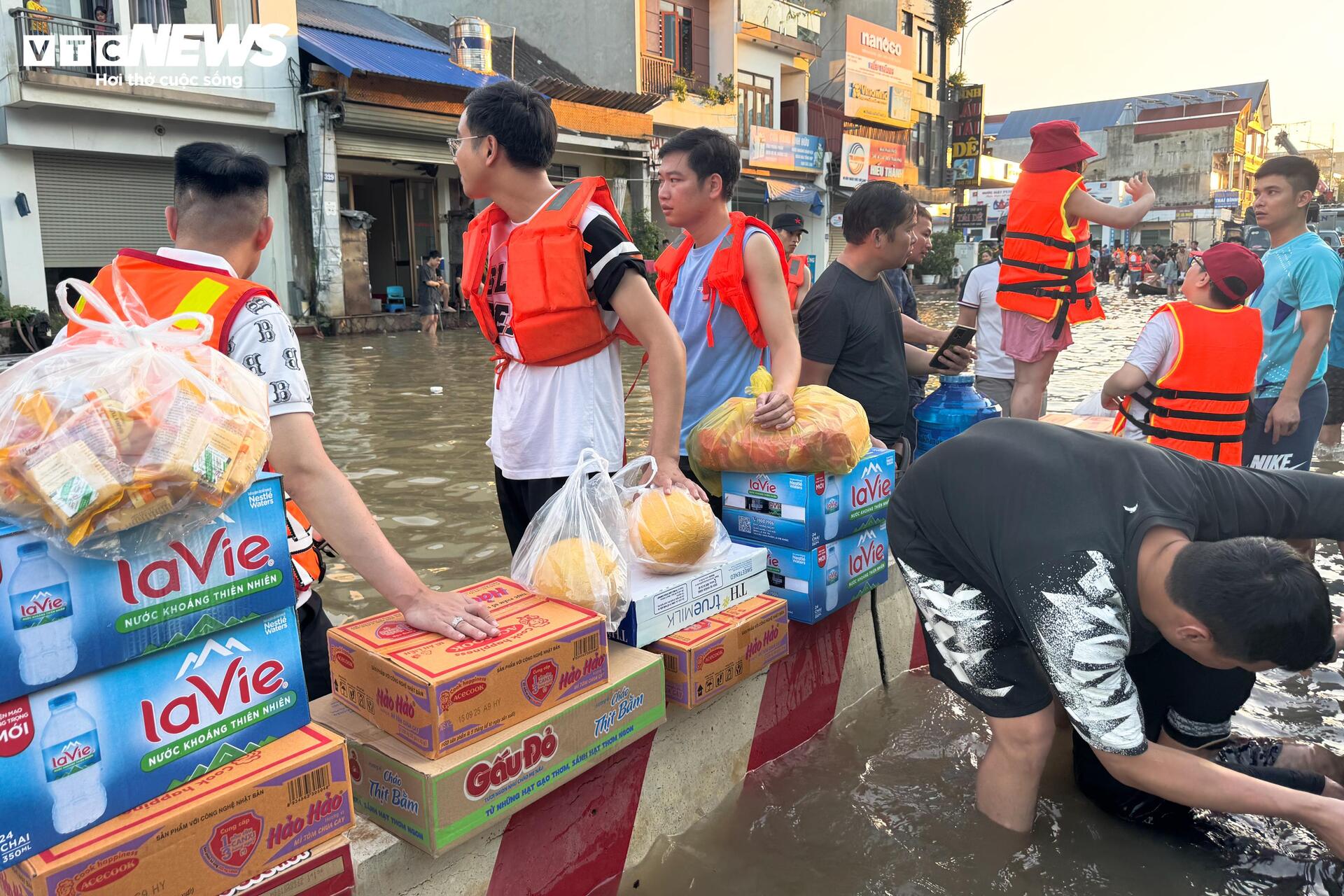Hàng trăm thuyền, xuồng cùng nhân lực tập trung cứu trợ vùng lũ ở Thái Nguyên - 18